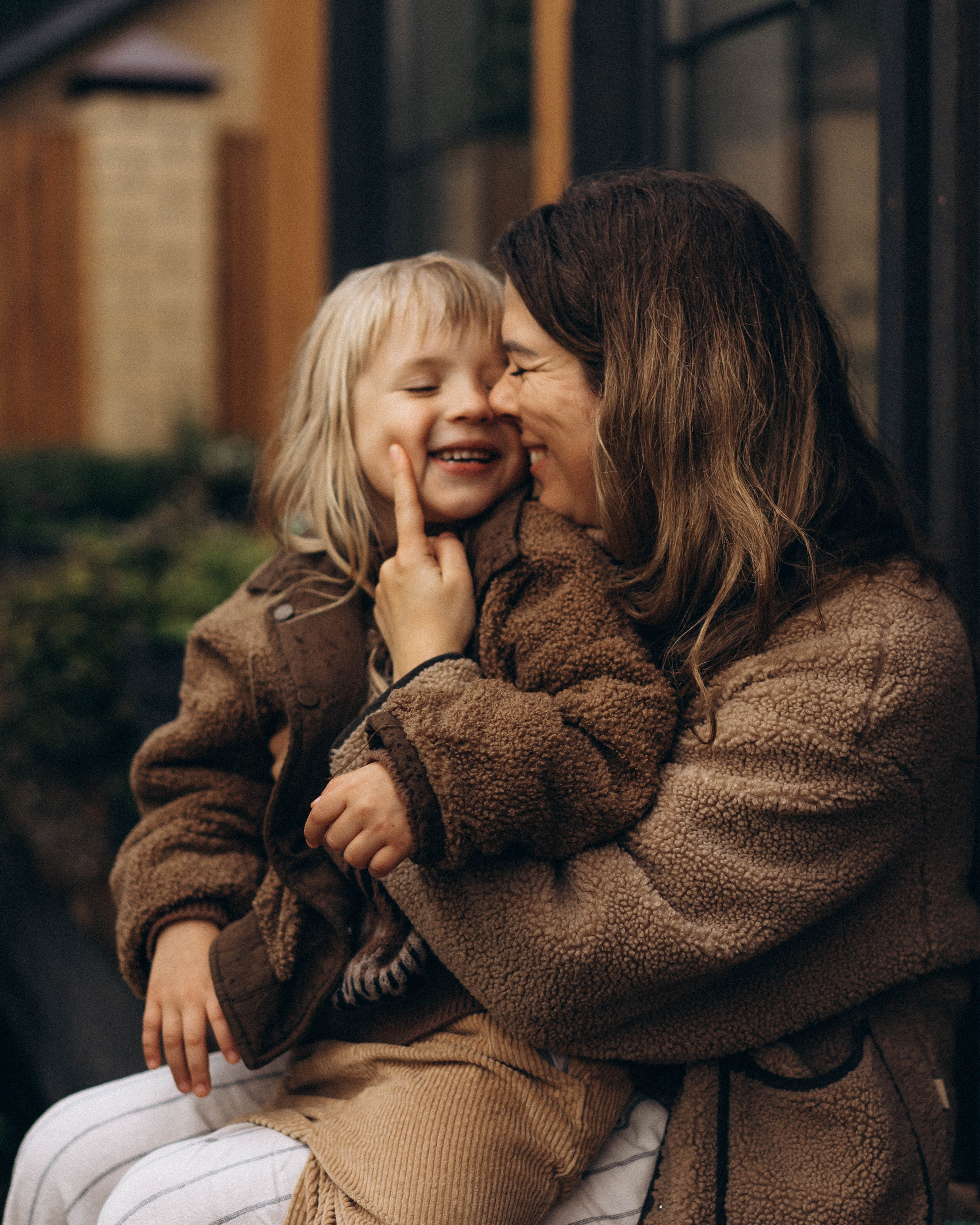 Фотосессия у&nbsp;дома во&nbsp;дворе мама и&nbsp;дочка