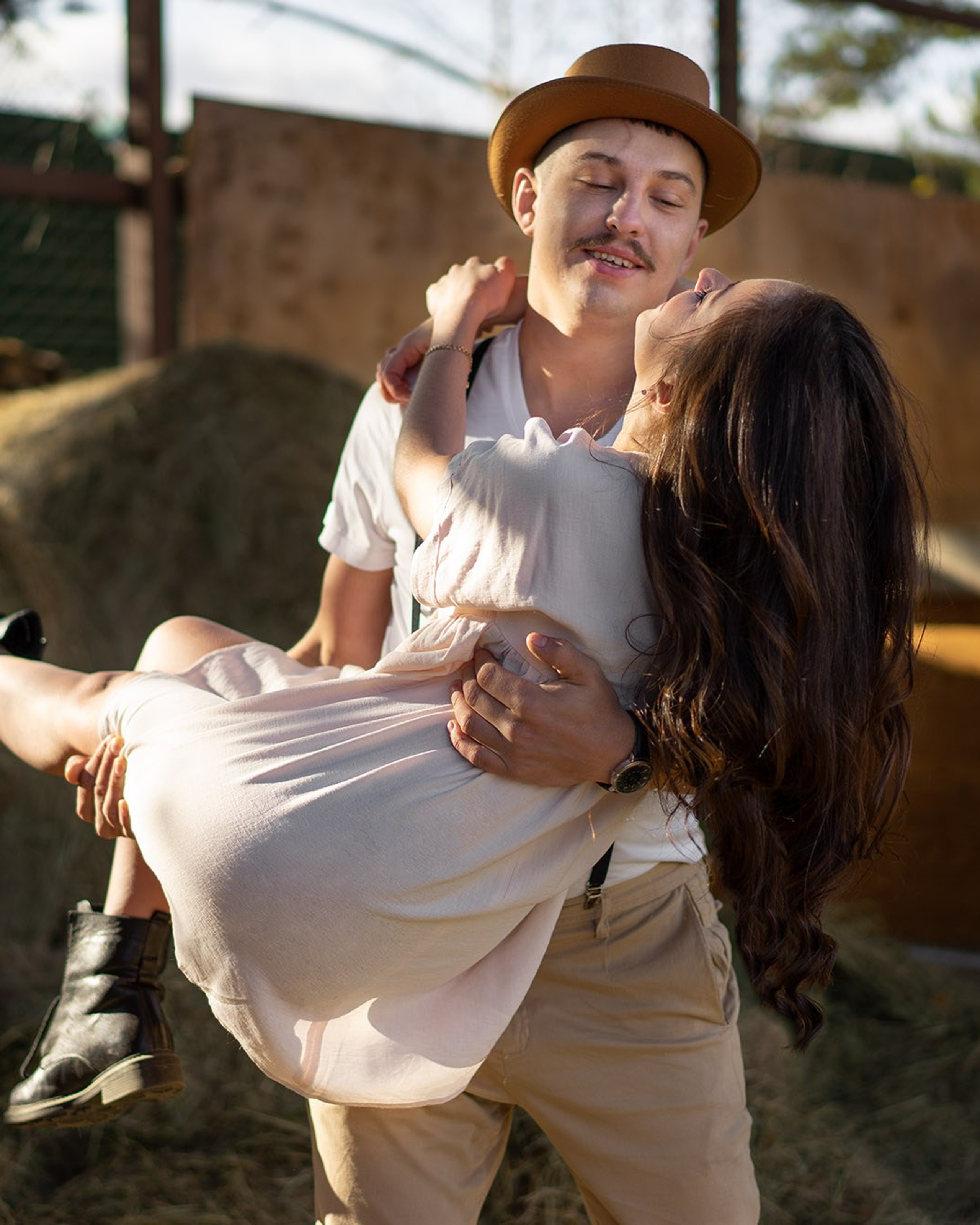 Фотосессия влюбленных в&nbsp;конюшне