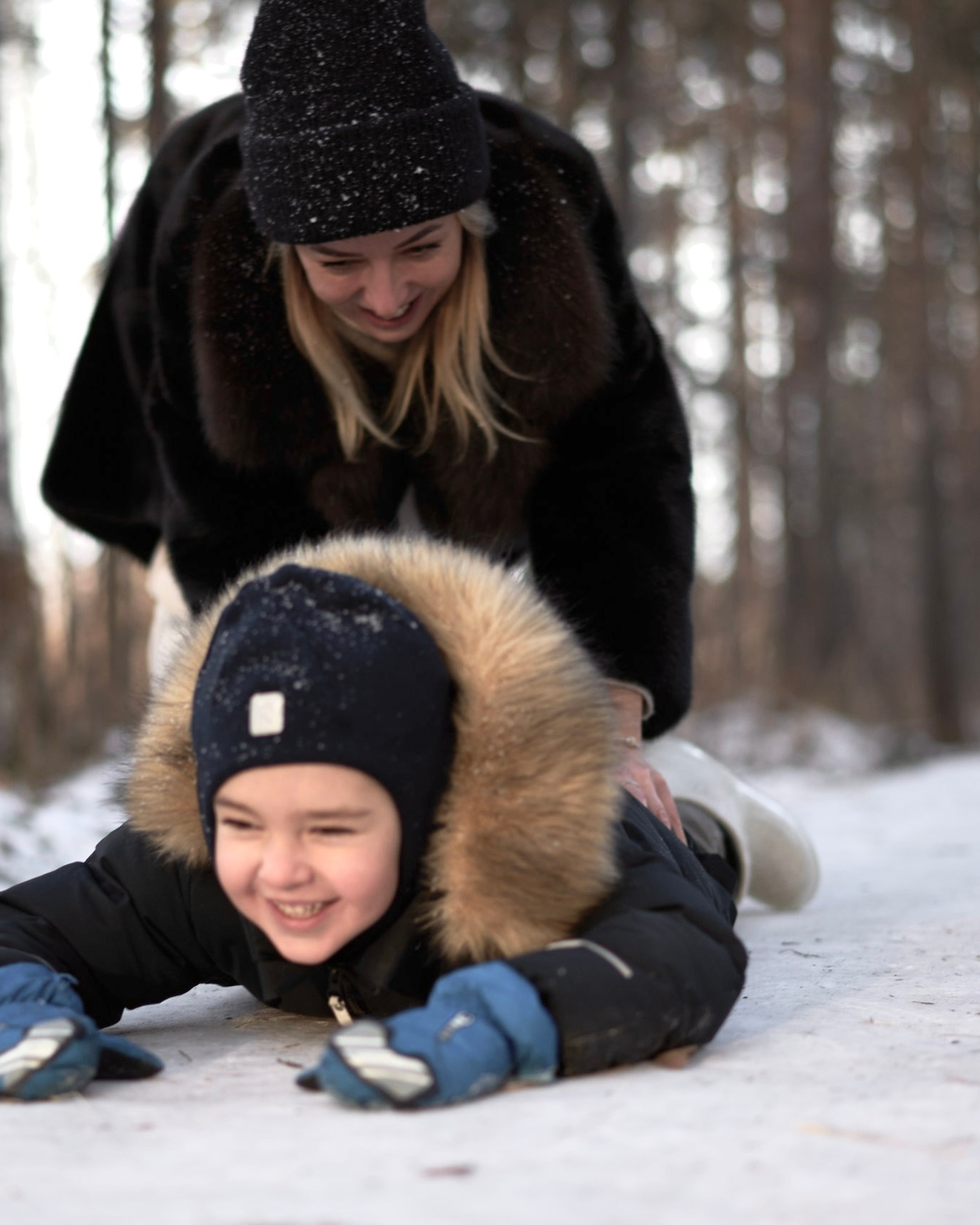 Семейная фотосессия зимой в&nbsp;лесу
