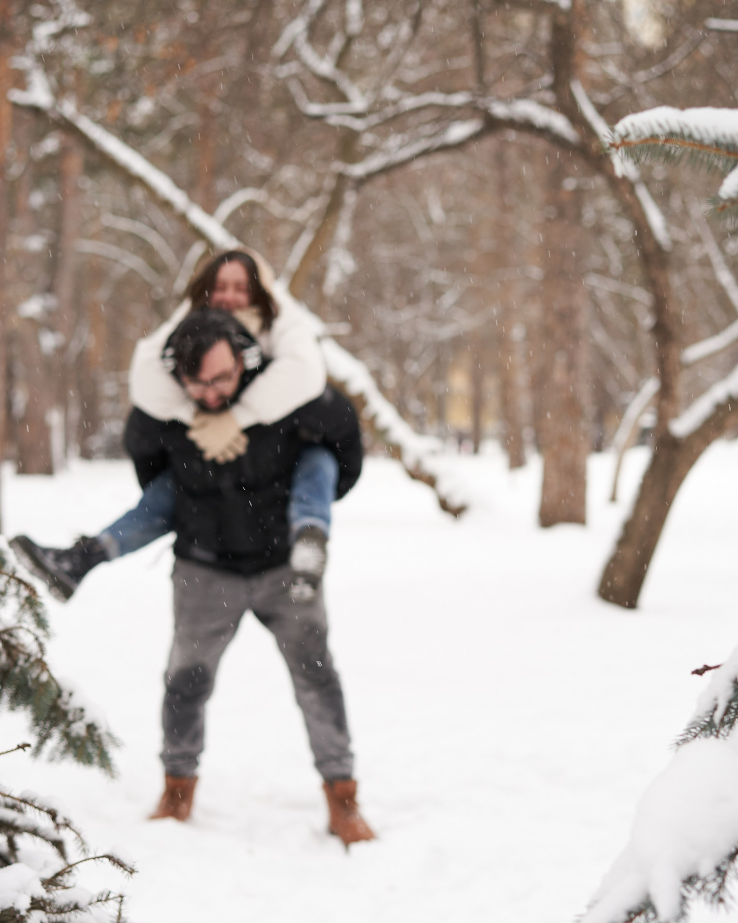 Зимняя фотосессия влюбленных в&nbsp;парке