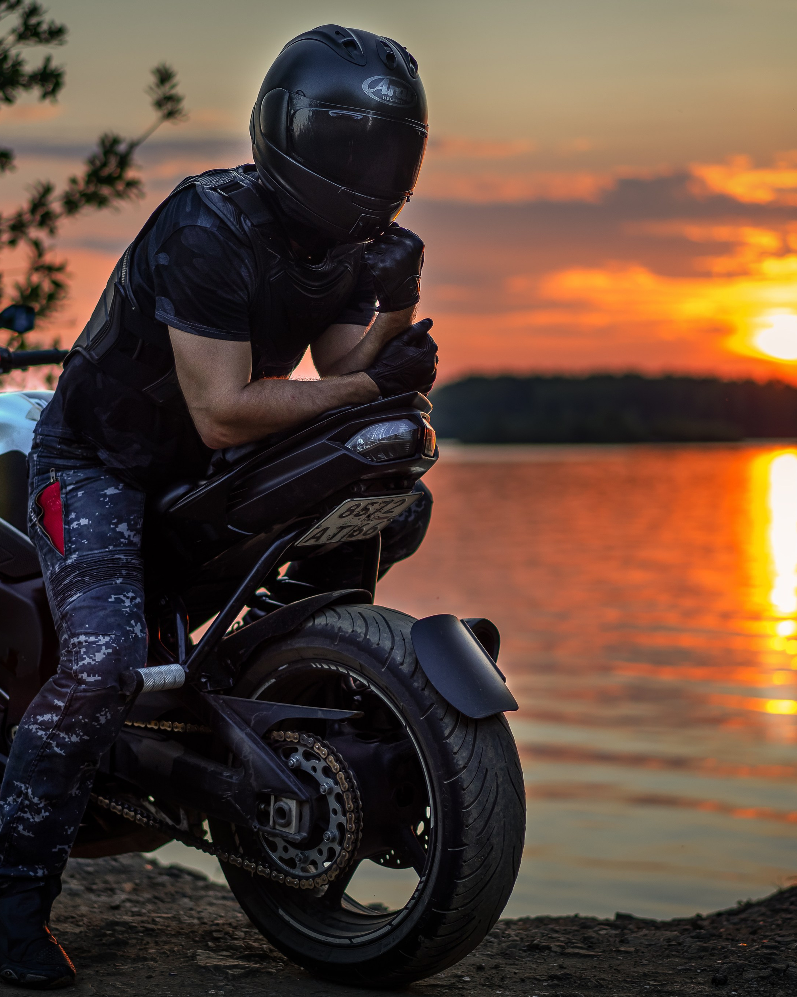 Мужская фотосессия с&nbsp;мотоциклом на&nbsp;закате