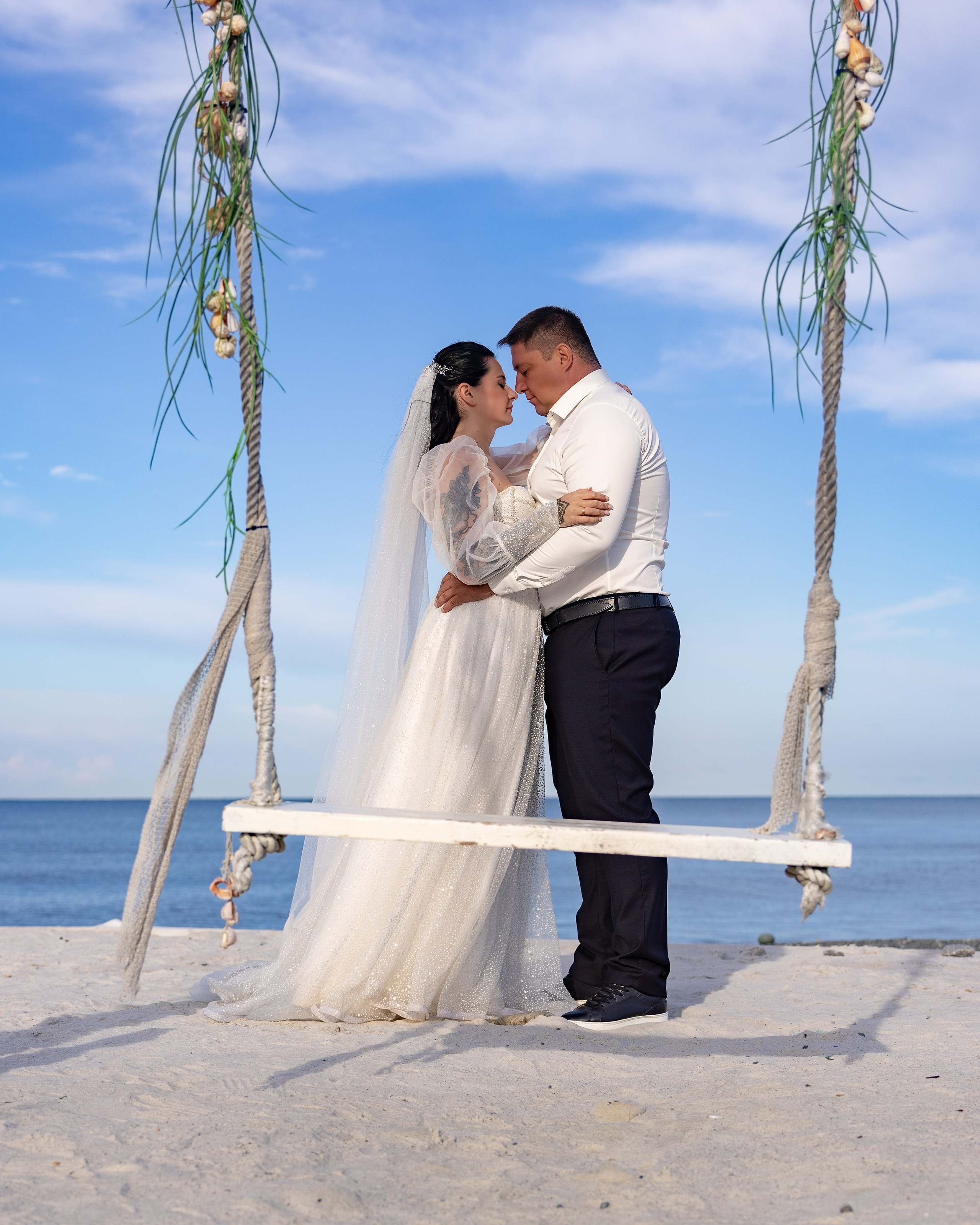 Молодожены на море