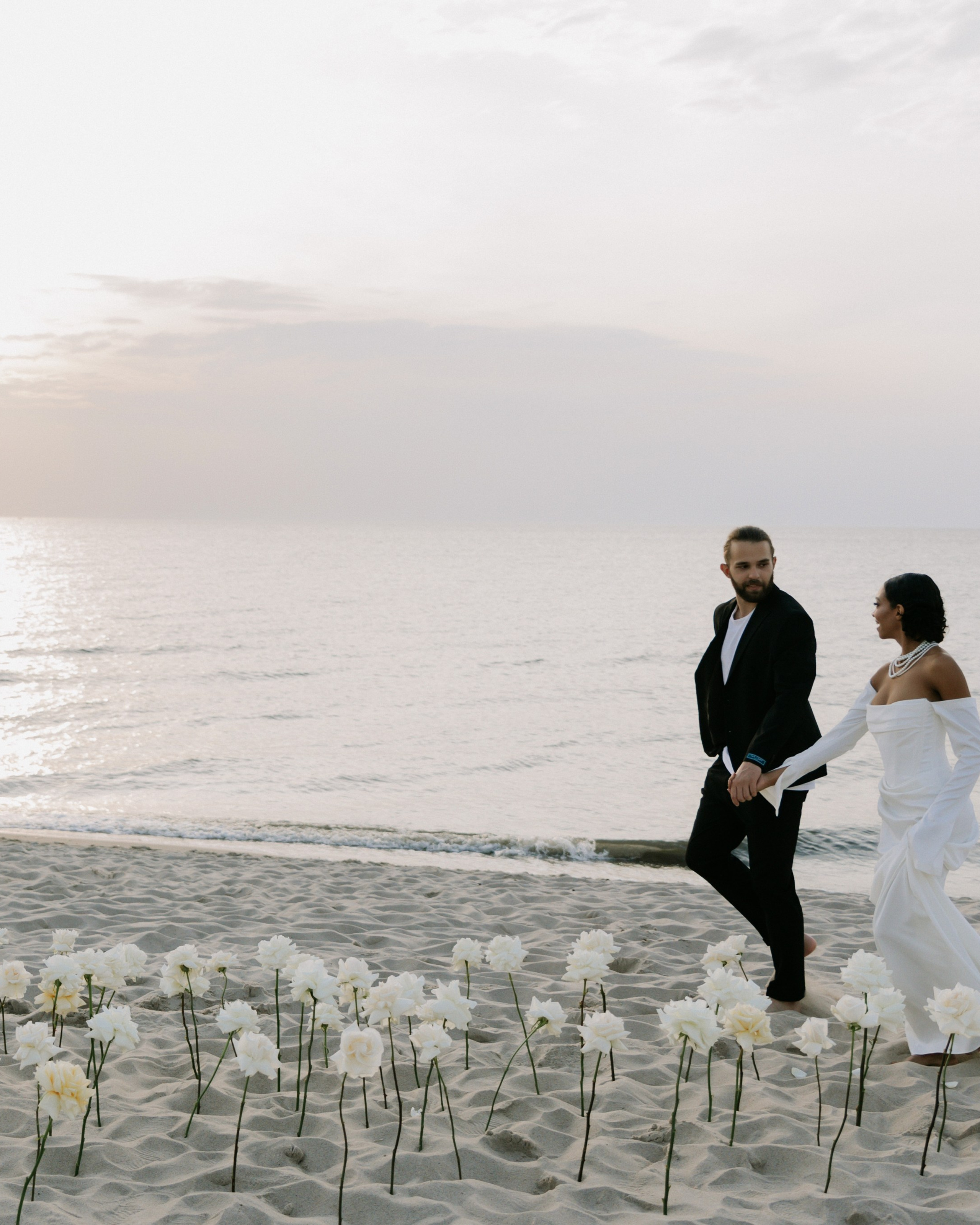 выездная регистрация на море с белыми розами