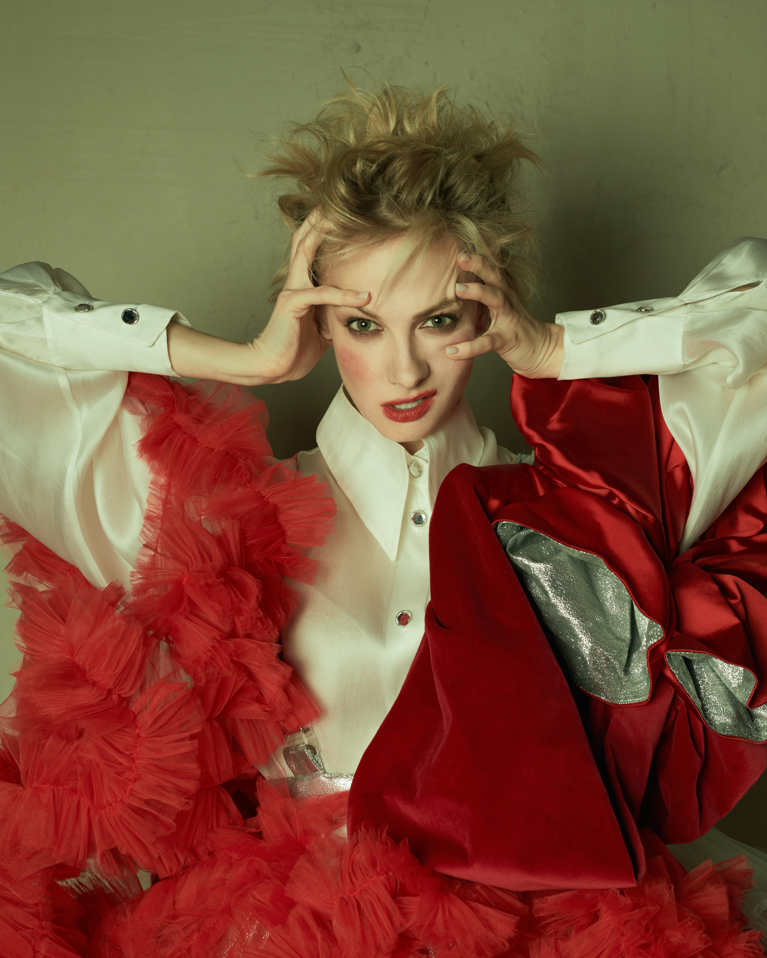 ПОЛИНА МАКСИМОВА «САМОИРОНИЯ»