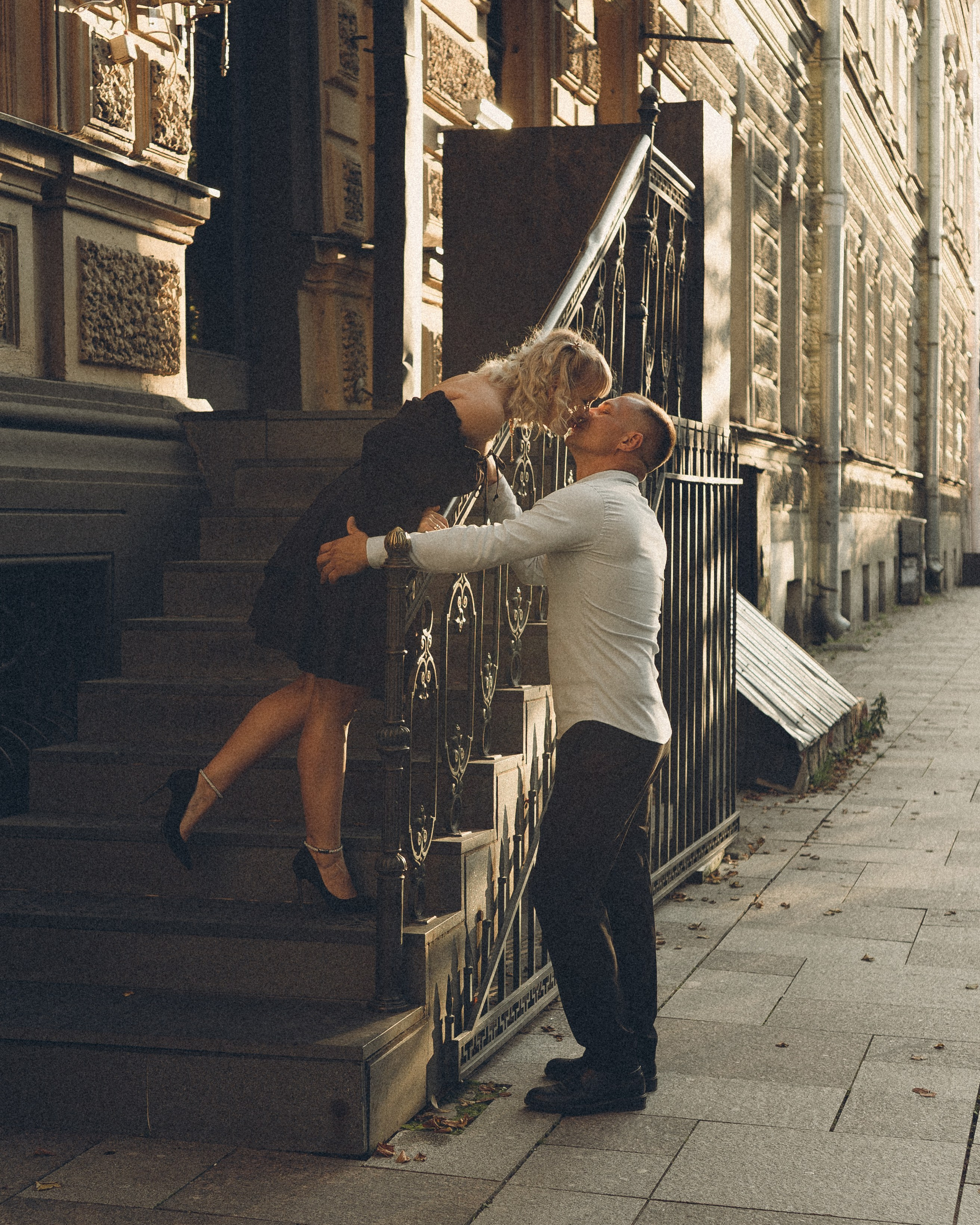 ПРОГУЛКА ПАРЫ НАЗАКАТЕ В&nbsp;САНКТ-ПЕТЕРБУРГЕ АТМОСФЕРНЫЕ ФОТО ВЛЮБЛЕННЫХ