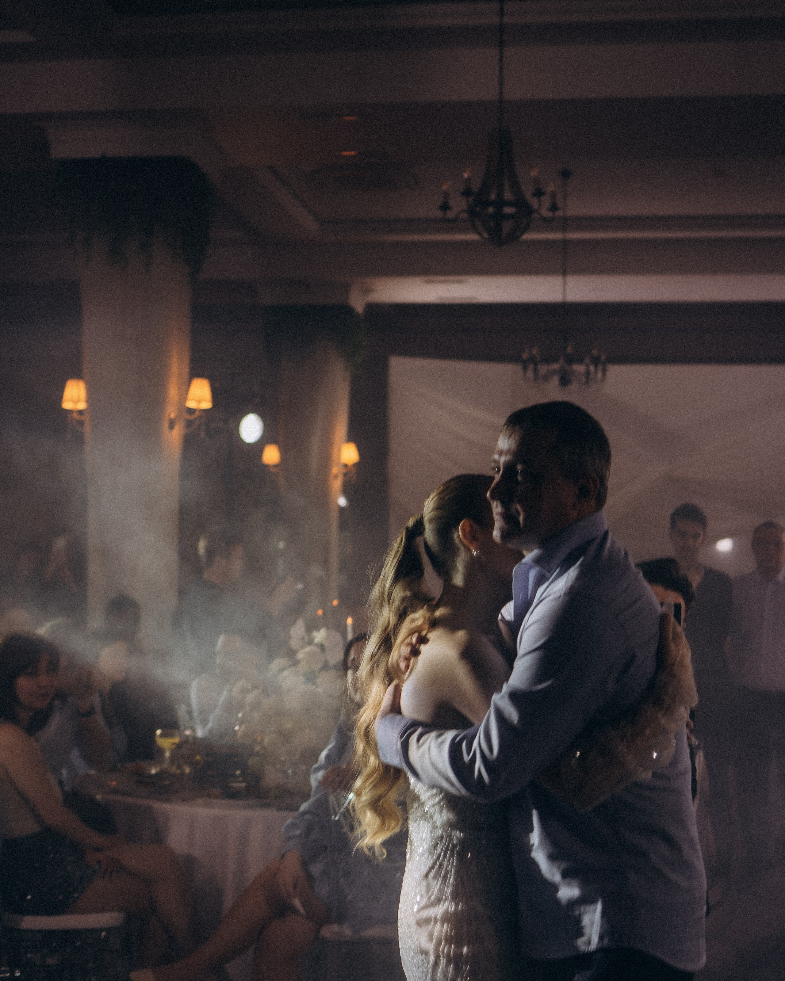 ТАНЕЦ С ПАПОЙ СВАДЕБНМ БАНКЕТЕ (СНЯТО В СИБИРЕ В НИЖНЕВАРТОВСКЕ)