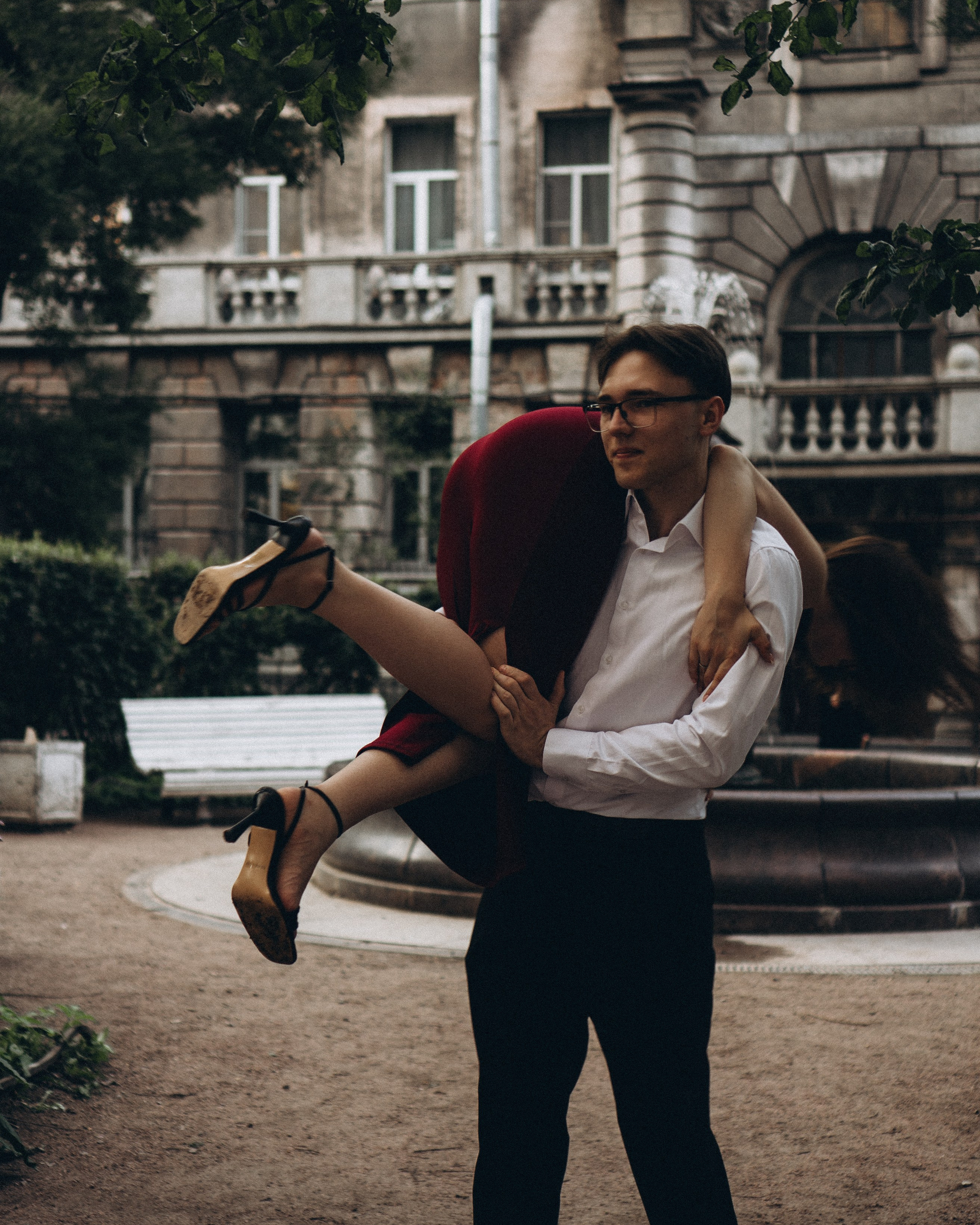 ПРОГУЛКА ПАРЫ НАЗАКАТЕ В САНКТ-ПЕТЕРБУРГЕ АТМОСФЕРНЫЕ ФОТО ВЛЮБЛЕННЫХ