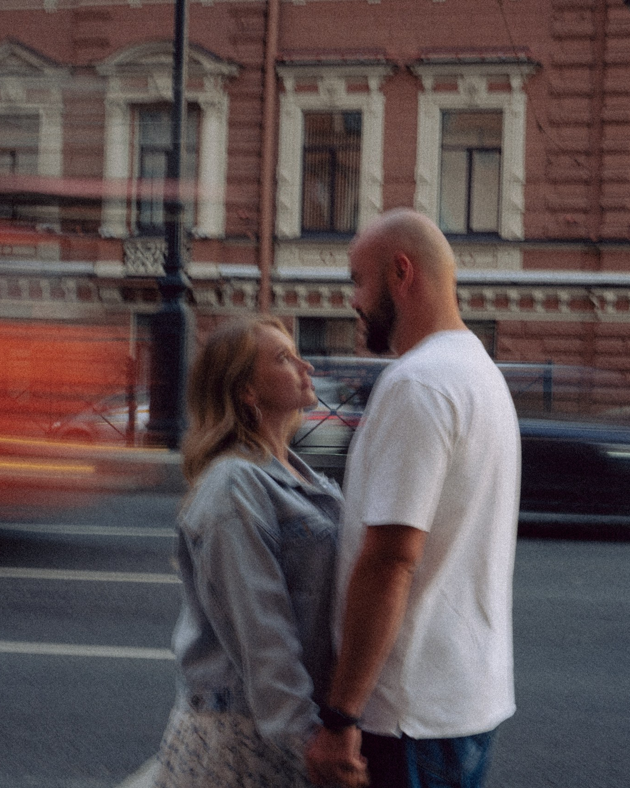 ПРОГУЛКА ПАРЫ НАЗАКАТЕ В САНКТ-ПЕТЕРБУРГЕ АТМОСФЕРНЫЕ ФОТО ВЛЮБЛЕННЫХ