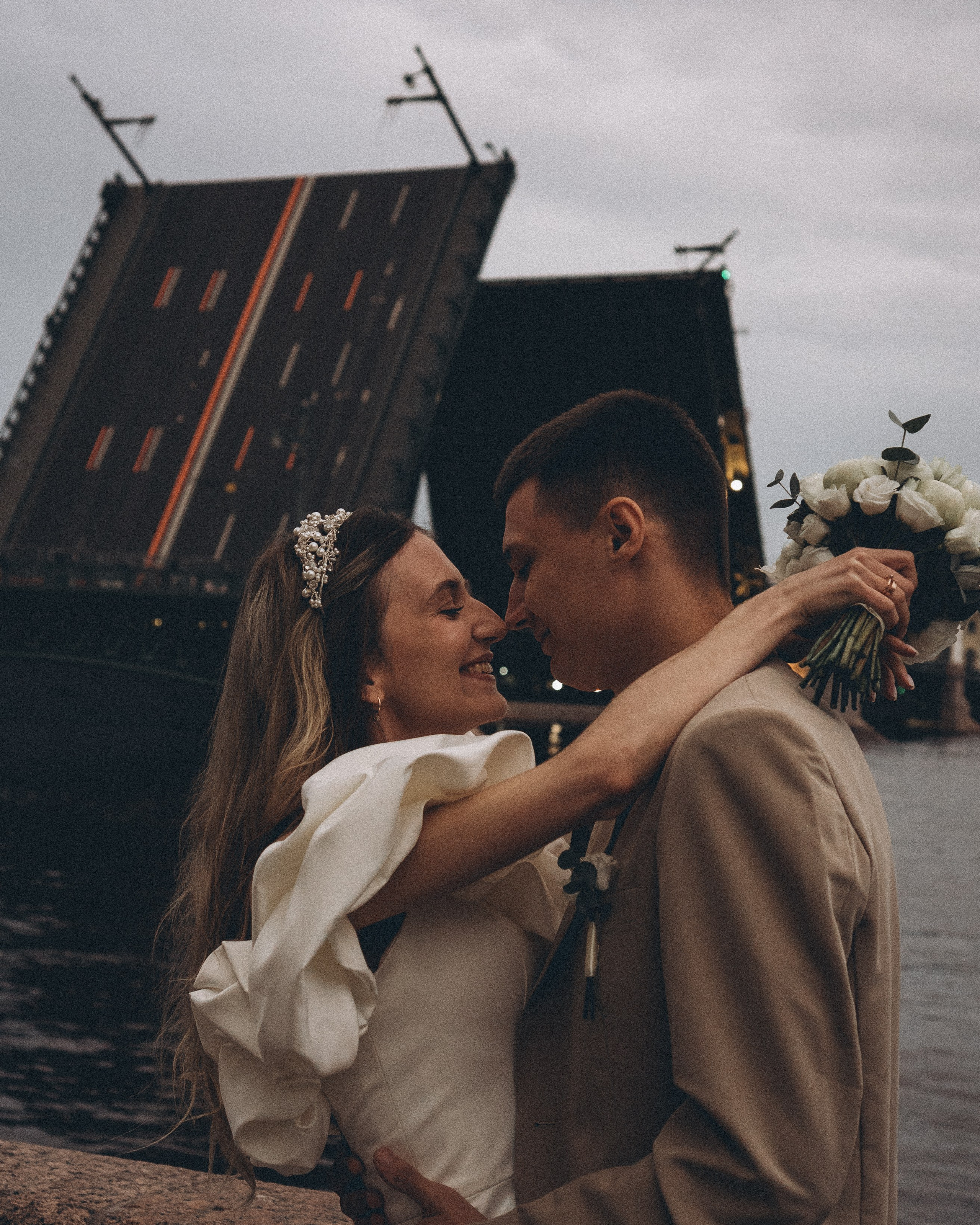 СВАДЕБНАЯ СЬЕМКА С&nbsp;РАЗВОДНЫМИ МОСТАМИ В&nbsp;БЕЛЫЕ НООЧИ И&nbsp;РАССВЕТНАЯ ФТОСЕСИИЯ ПОД ДООЖДЕМ У&nbsp;ИСАКИЕВСКОГО СОБОРА