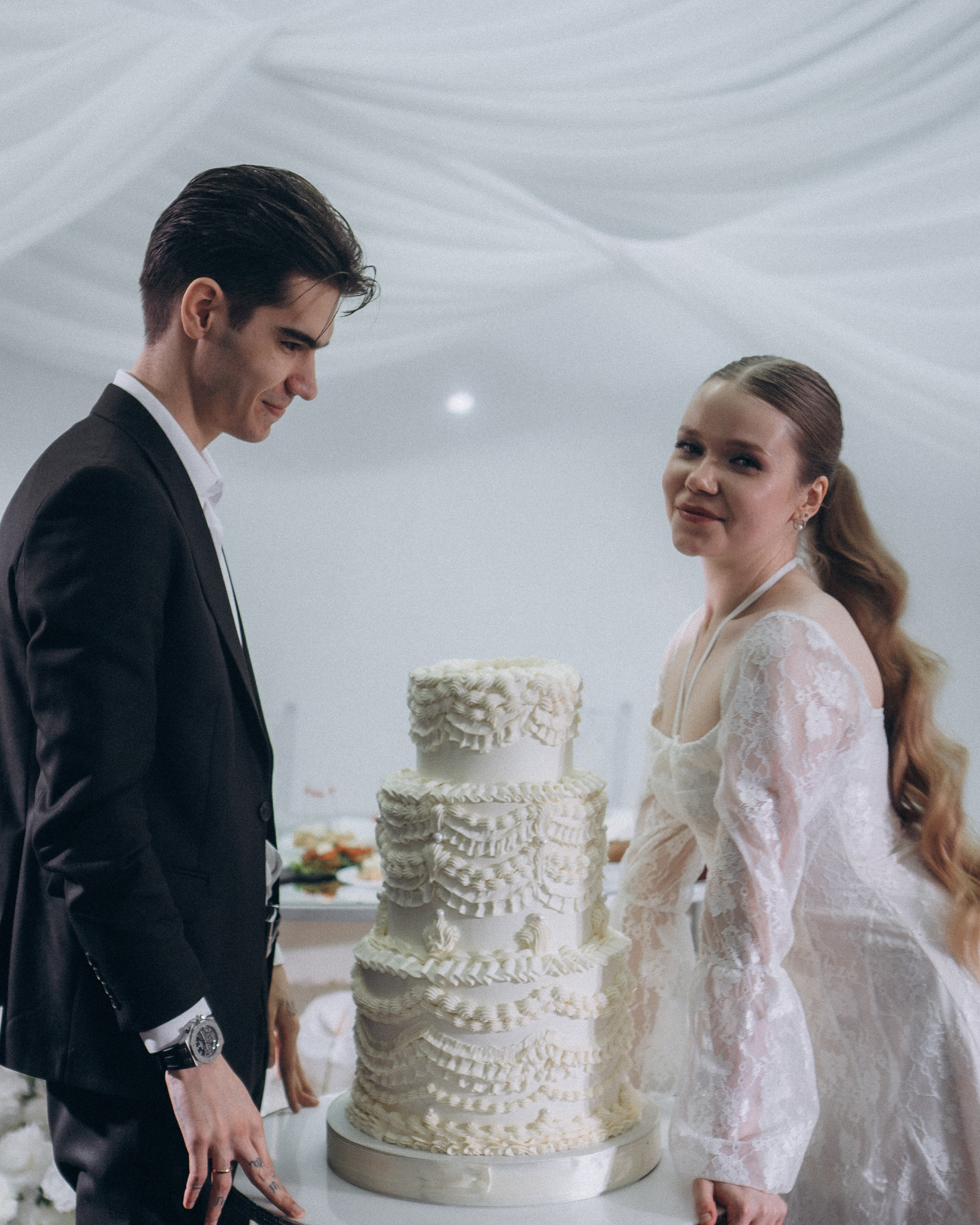 СВАДЕБНЫЙ ТОРТ. ФОТОСЕСИИЯ БАНКЕТА (СНЯТО В СИБИРЕ В НИЖНЕВАРТОВСКЕ)