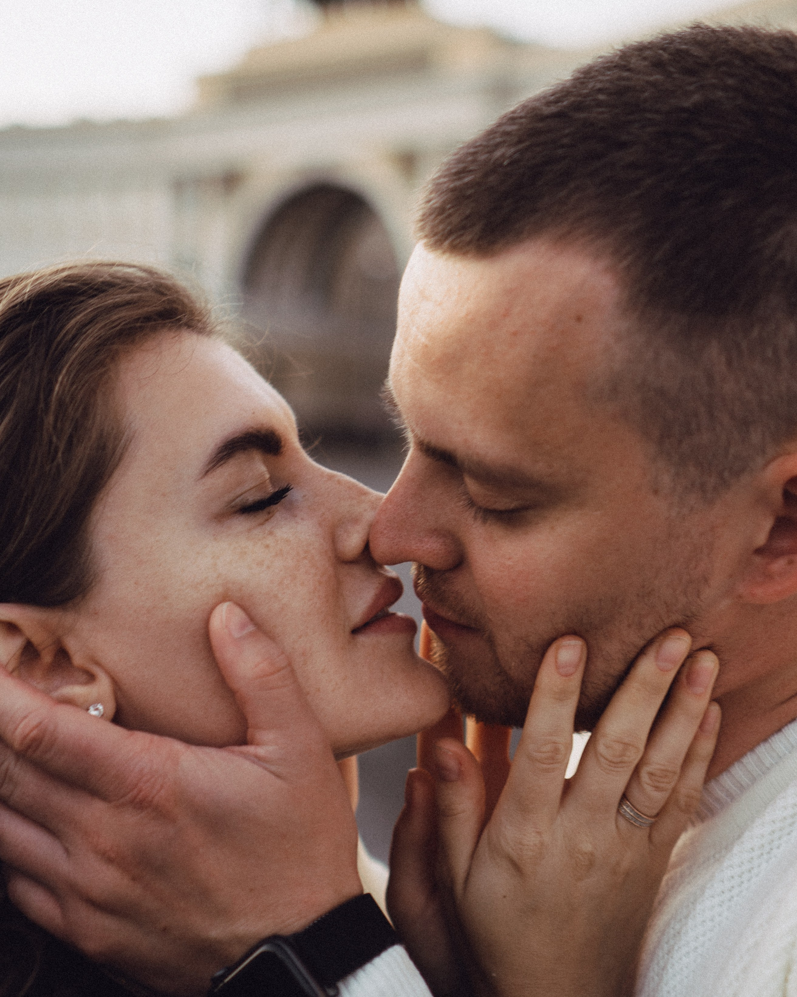 ПАРА НА РАССВЕТЕ С РАЗВОДНЫМИ МОСТАМИ В САНКТ-ПЕТЕРБУРГЕ