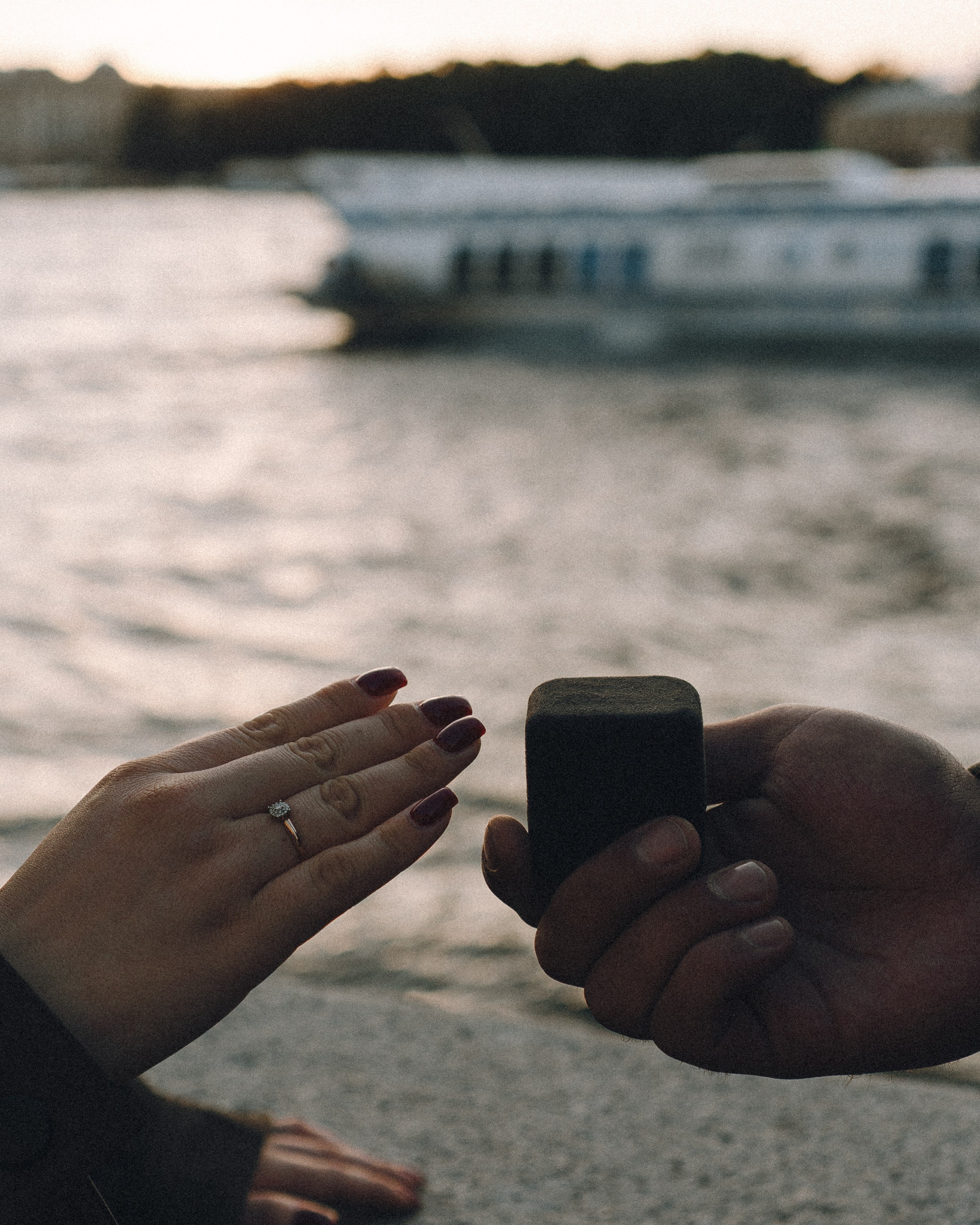 ПРОГУЛКА ПАРЫ НАЗАКАТЕ В САНКТ-ПЕТЕРБУРГЕ АТМОСФЕРНЫЕ ФОТО ВЛЮБЛЕННЫХ