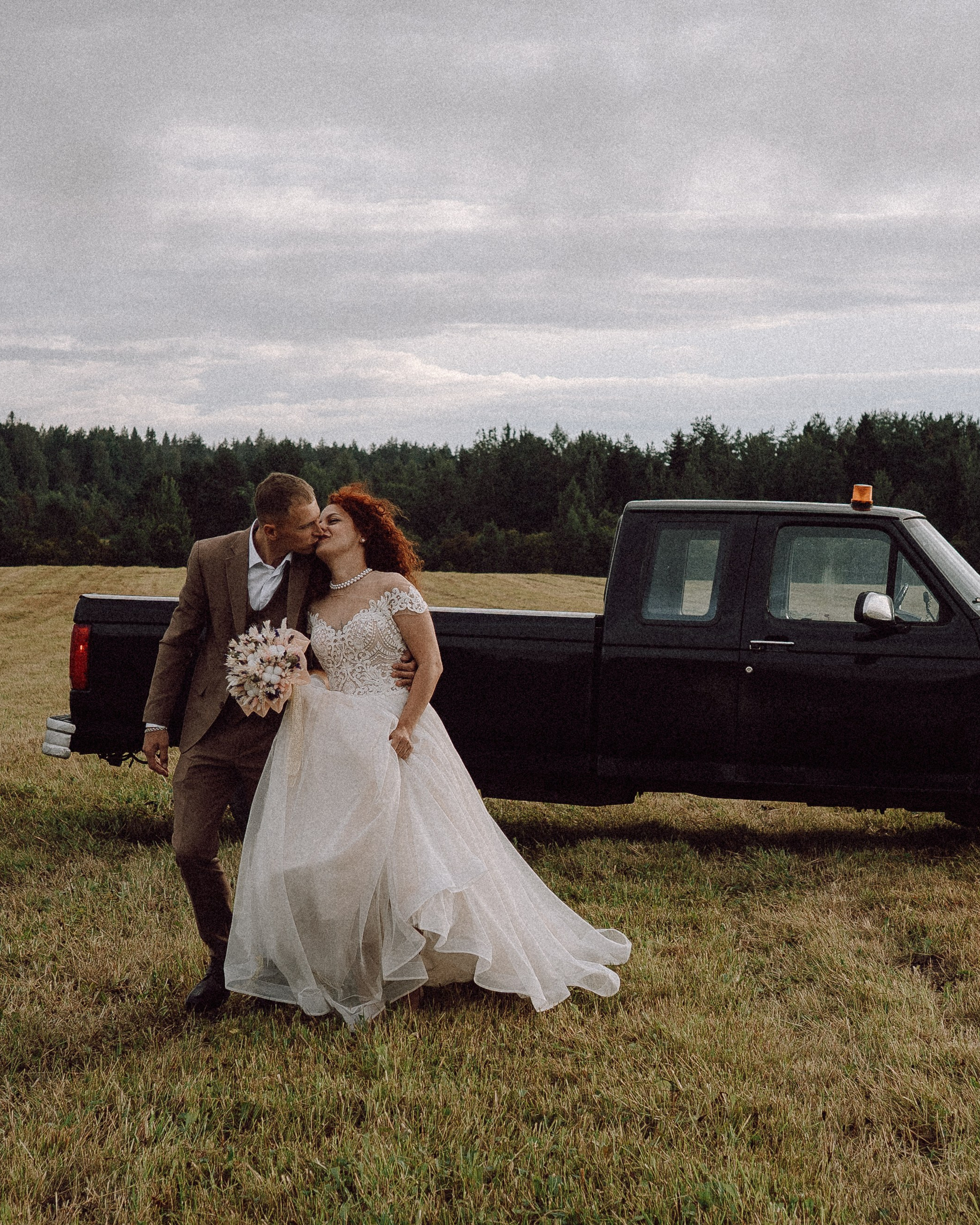 СВАДЕБНАЯ ФОТОСЕССИИЯ ПАРЫ В ГОРОДЕ ПРИОЗЕРСК В СОСНОВОМ ЛЕСУ И С ПИКАПОМ