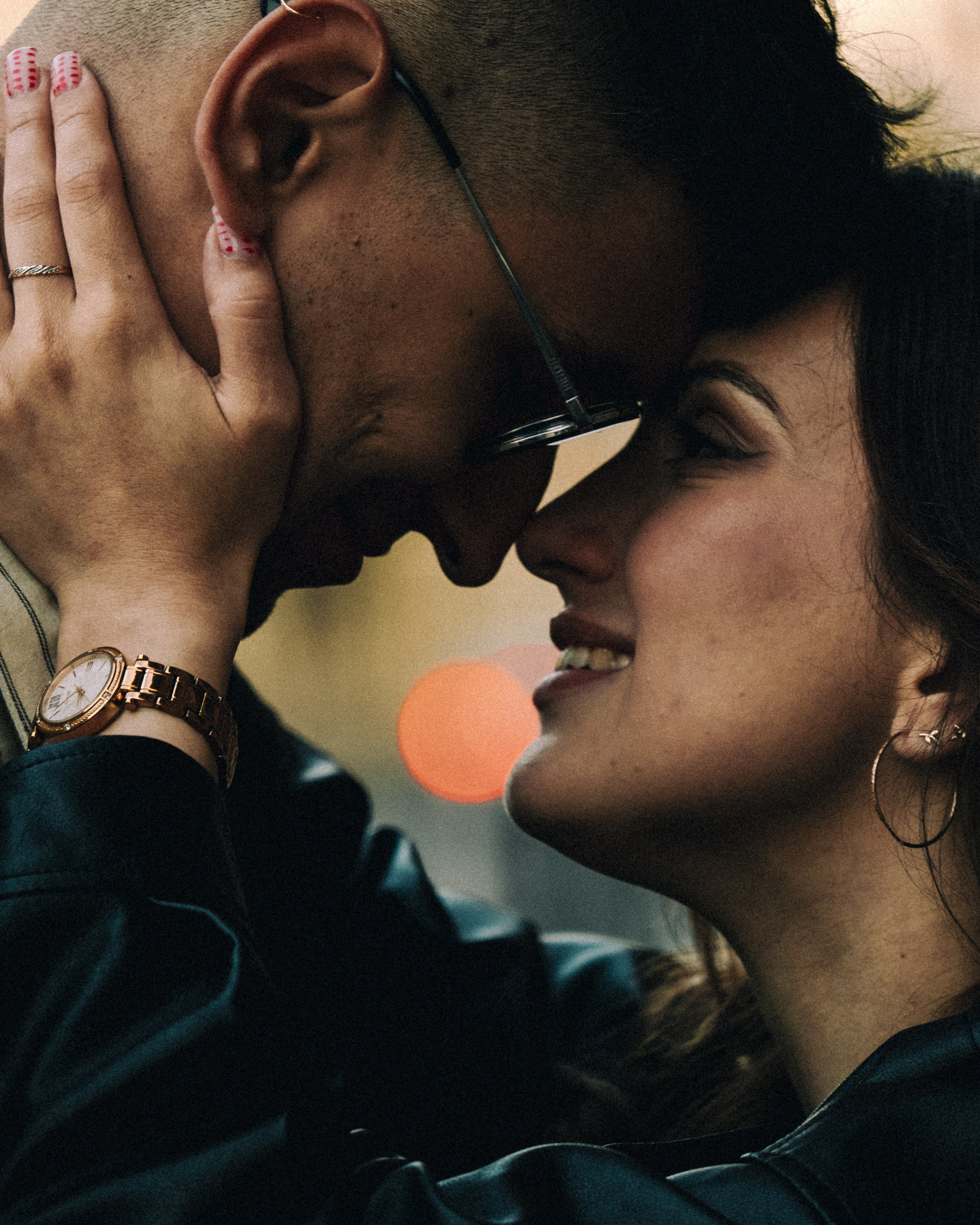 ПРОГУЛКА ПАРЫ НАЗАКАТЕ В САНКТ-ПЕТЕРБУРГЕ АТМОСФЕРНЫЕ ФОТО ВЛЮБЛЕННЫХ