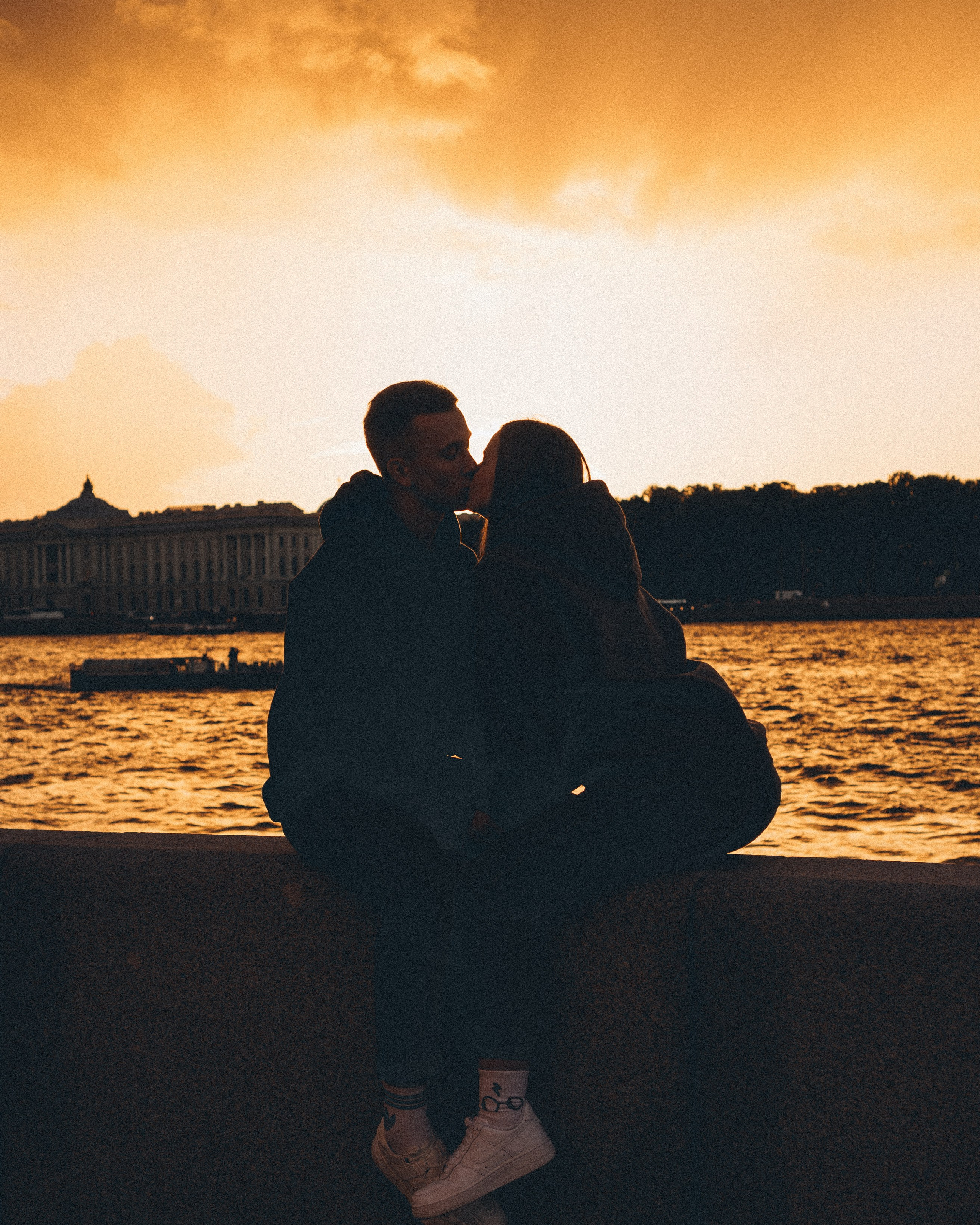 ПРОГУЛКА ПАРЫ НАЗАКАТЕ В САНКТ-ПЕТЕРБУРГЕ АТМОСФЕРНЫЕ ФОТО ВЛЮБЛЕННЫХ