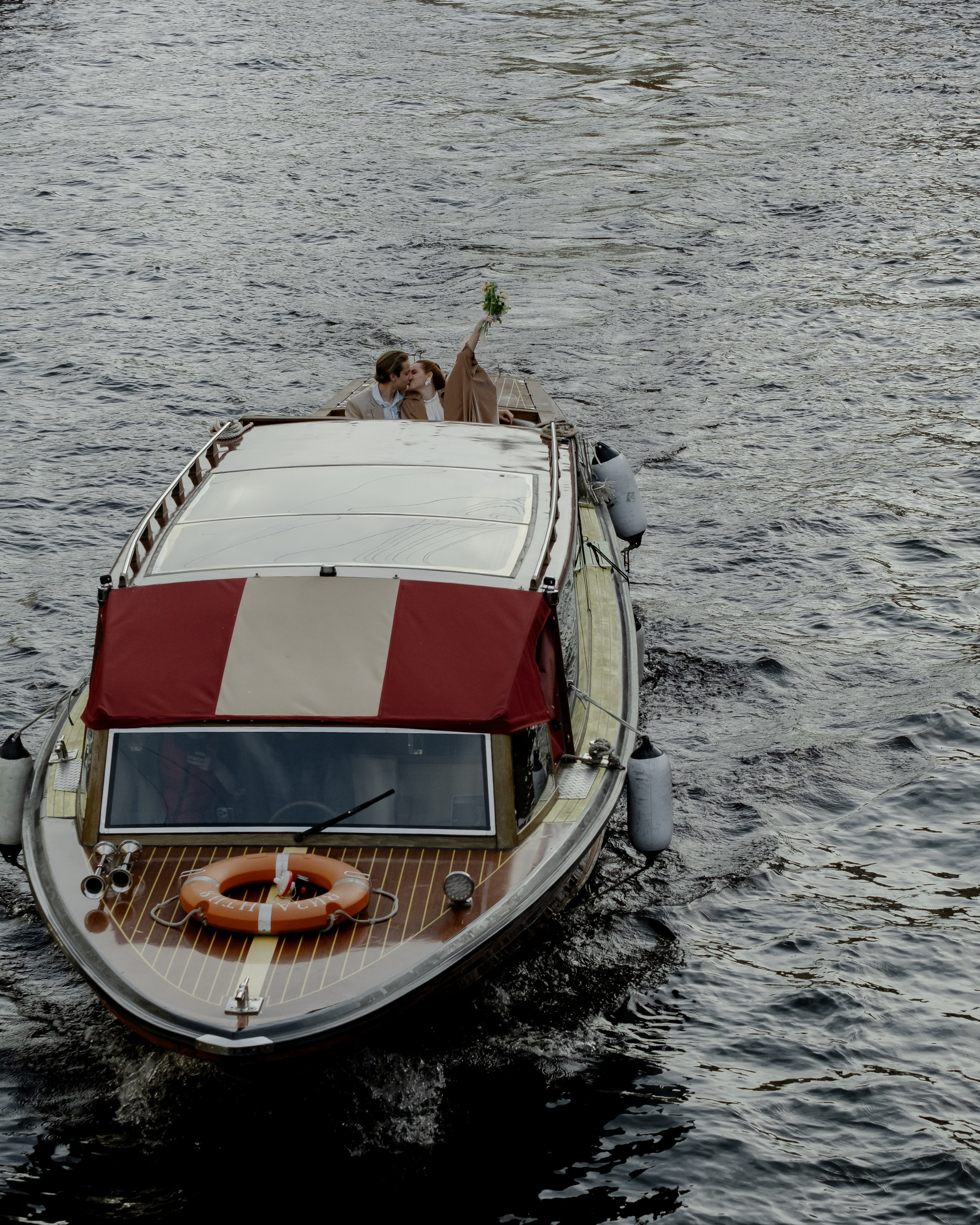СВАДЕНБНАЯ СЬЕМКА НА&nbsp;КАТЕРЕ ПО&nbsp;КАНАЛАМ САНКТ-ПЕТЕРБУРГА И&nbsp;В&nbsp;АКВАТОРИИ НЕВЫ