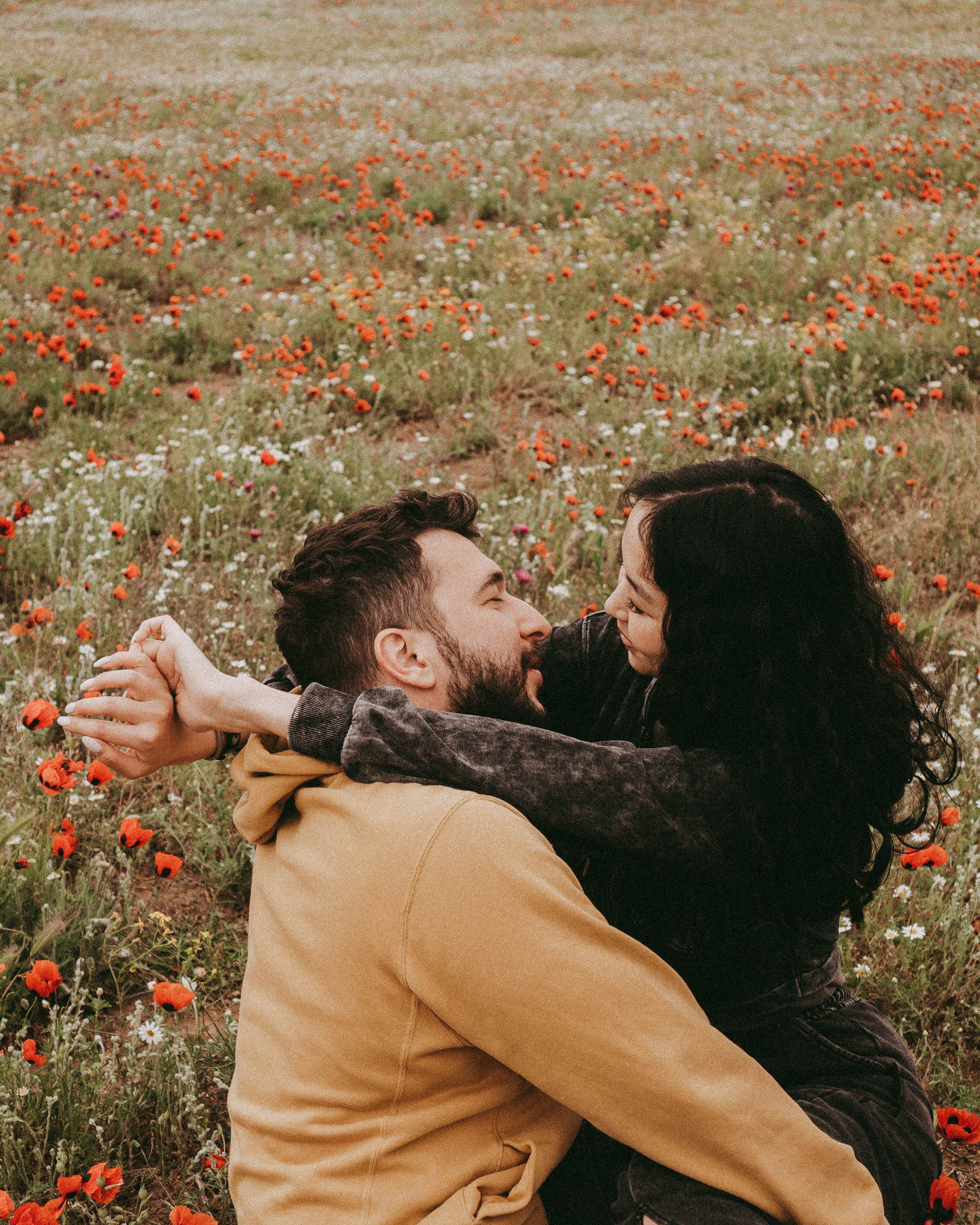 ФОТОСЕССИЯ ПРОГУЛККА ВЛЮБЛЕННЫХ В&nbsp;МАКОВЫХ ПОЛЯХ ВЕСНОЙ МАЙСКИЙ ВЕЧЕР