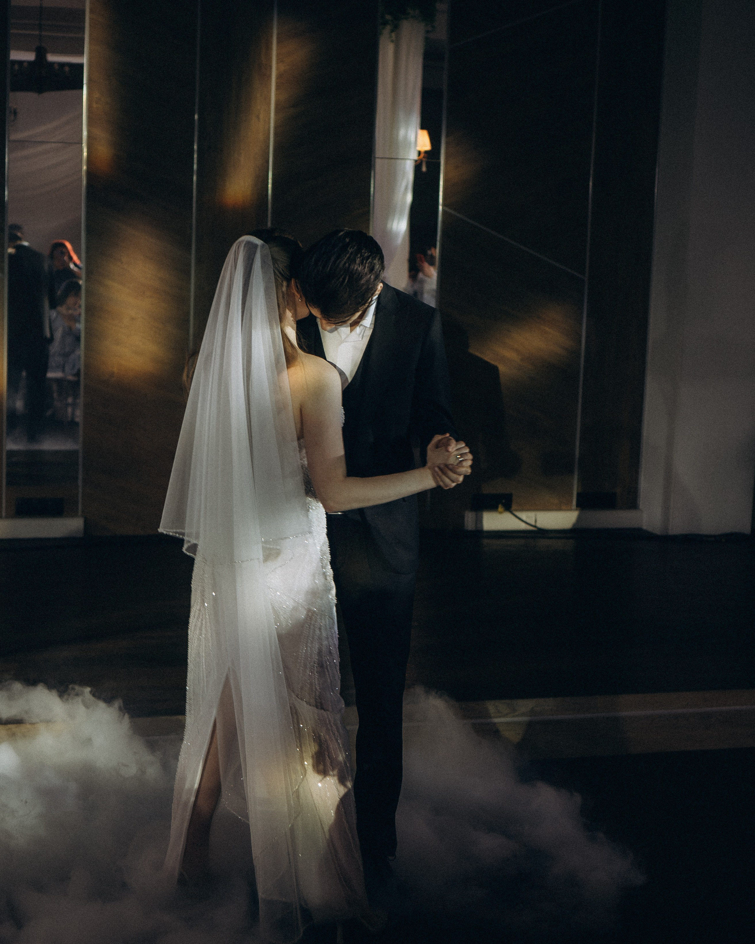 ПЕРВЫЙ ТАНЕЦ МОЛОДЫХ НА&nbsp;БАНКЕТЕ. ТРОГАТЕЛЬНЫЙ МОМЕНТ (СНЯТО В&nbsp;СИБИРЕ В&nbsp;НИЖНЕВАРТОВСКЕ)