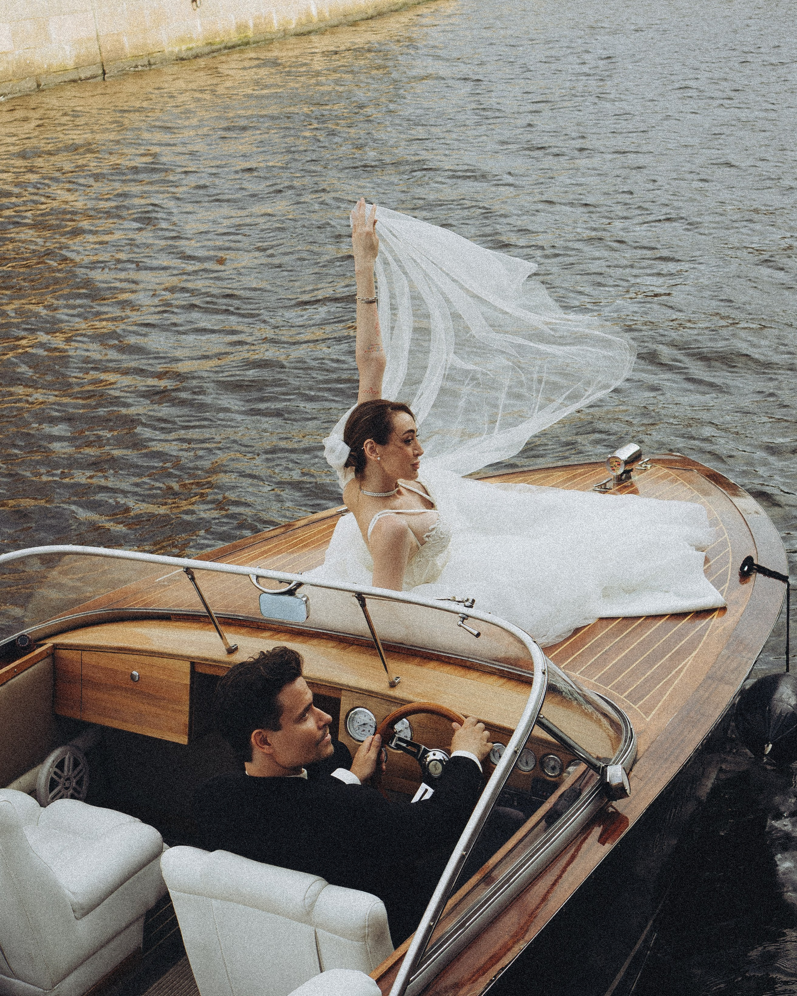 СВАДЕБНАЯ СЬЕМКА НА КАТЕРЕ П АКВАТРИИ НЕВЫ И СТУДИЙНАЯ СЬЕМКА