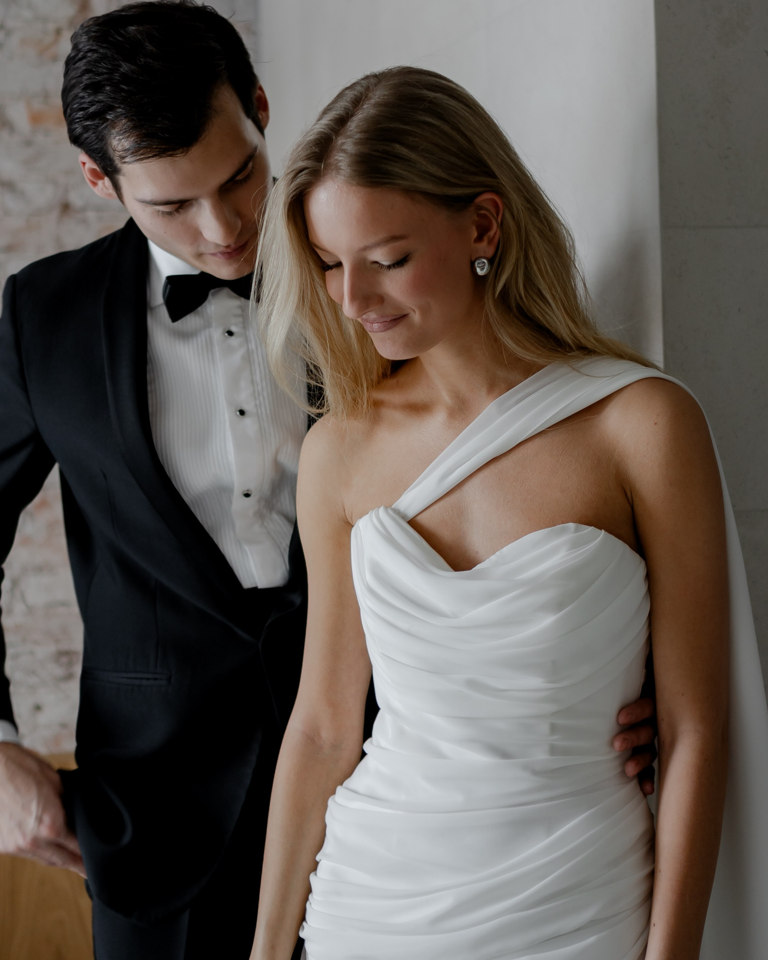 ЭЛЕГАНТНАЯ СВАДБЕНАЯ СЬЕМКА ЖЕНИХА И&nbsp;НЕВЕСТЫ В&nbsp;ДОРОГОМ ОТЕЛЕ САНКТ-ПЕТЕРБУРГА