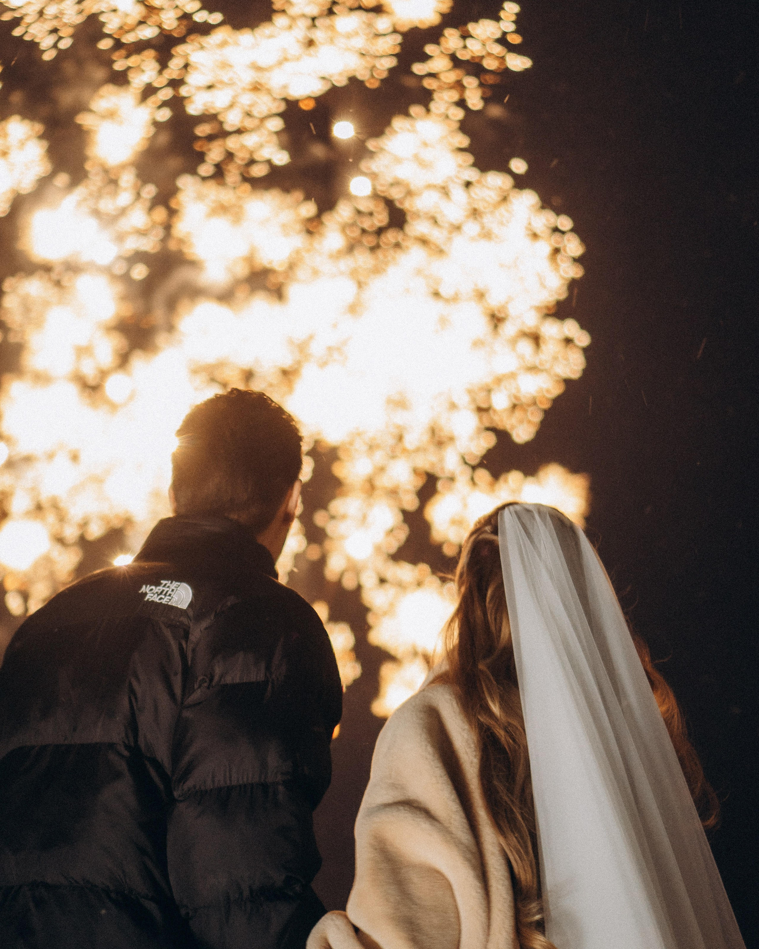 САЛЮТ НА СВАДЕБНОЙ ЦЕРЕМОНИИ (СНЯТО В СИБИРЕ В НИЖНЕВАРТОВСКЕ)