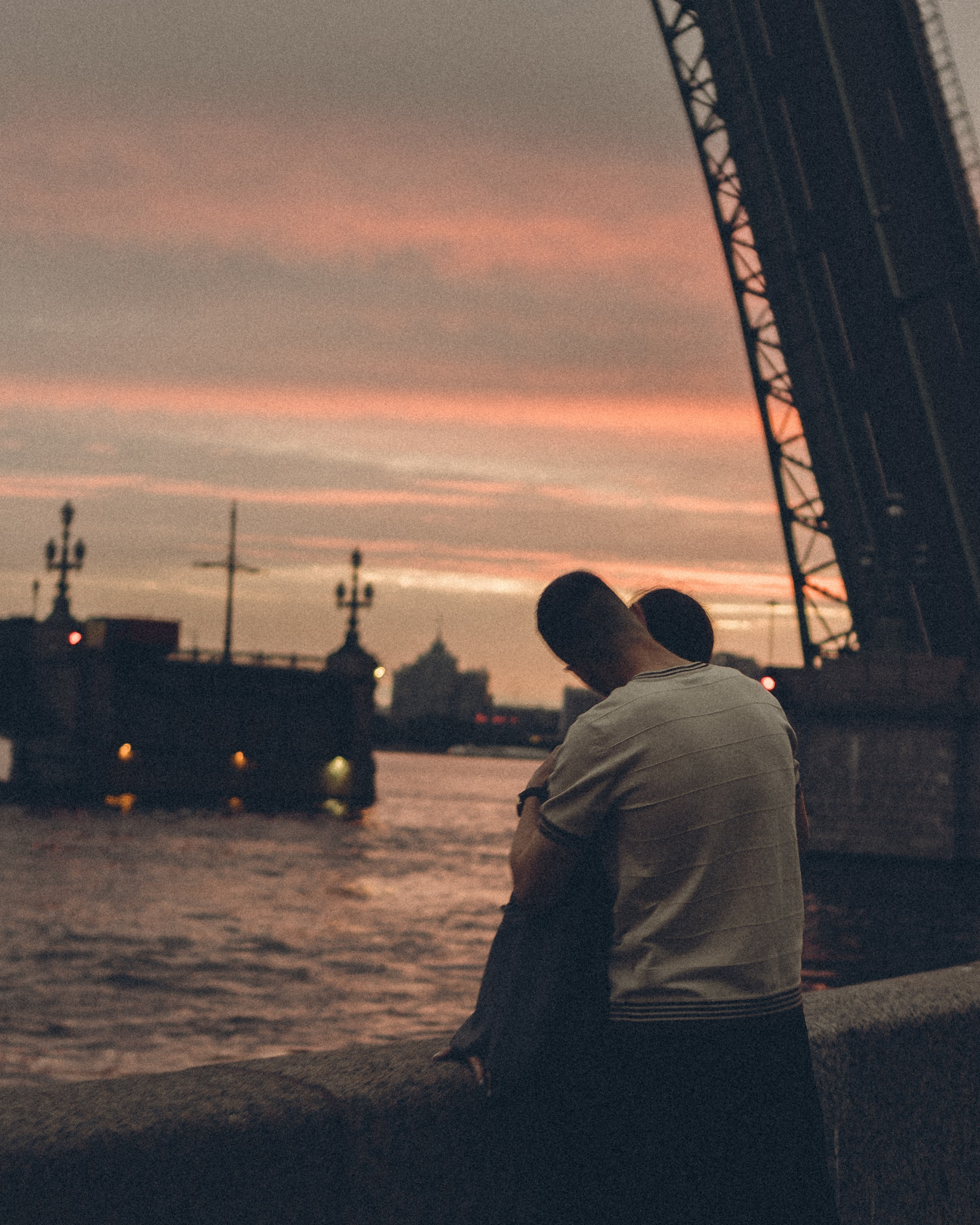 ПАРА НА РАССВЕТЕ С РАЗВОДНЫМИ МОСТАМИ В САНКТ-ПЕТЕРБУРГЕ