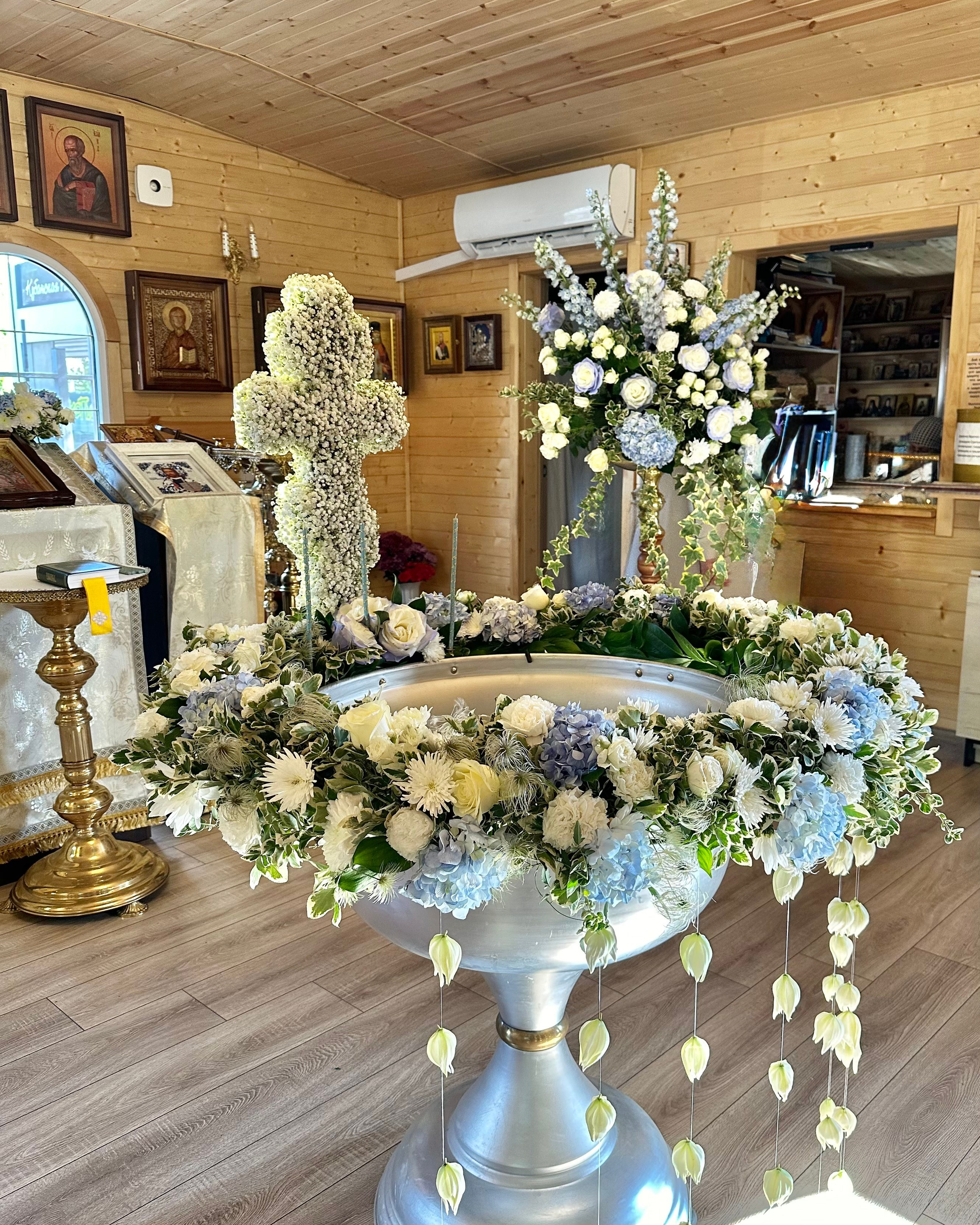 Украшение купели в&nbsp;голубом