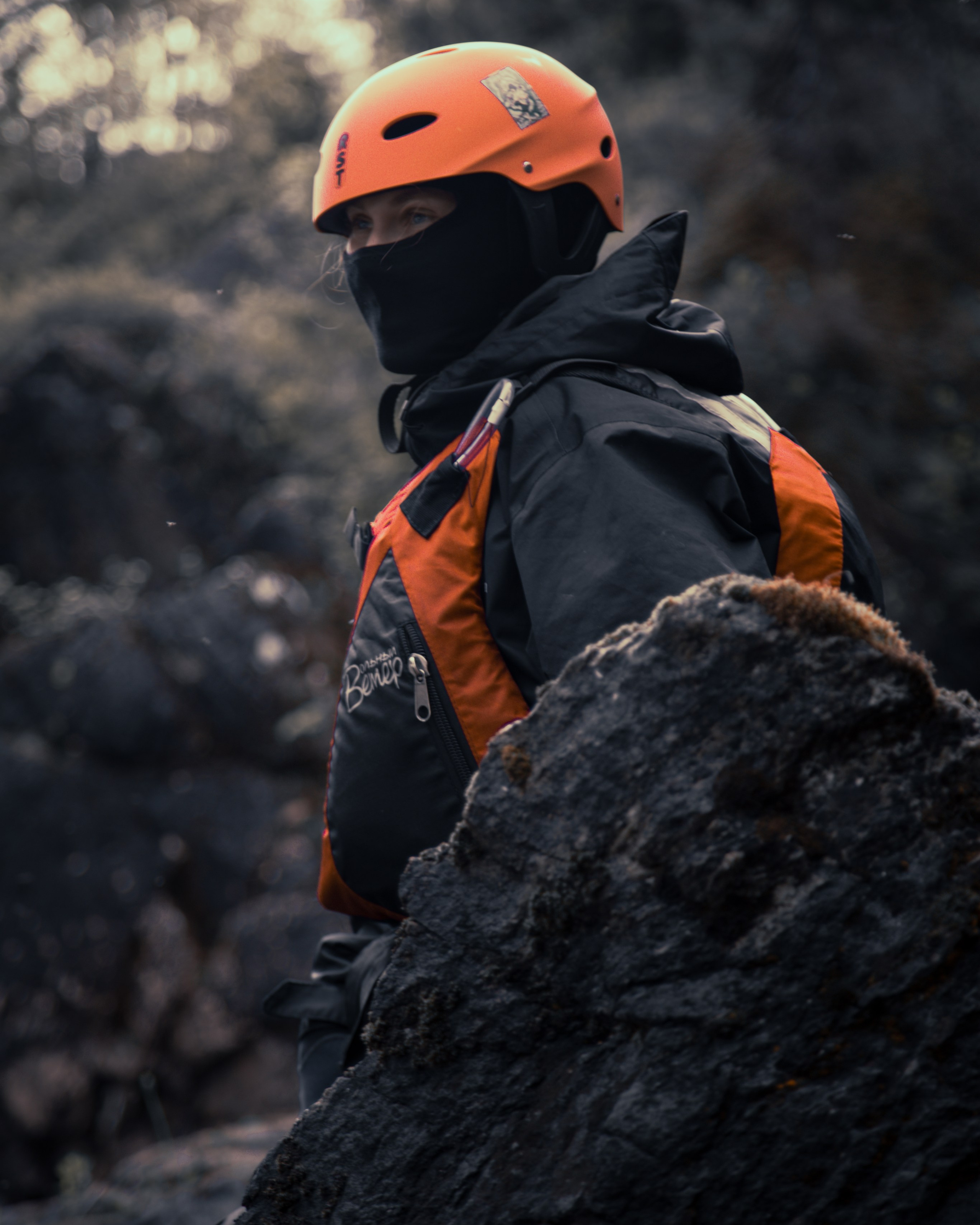 Серый и оранжевый