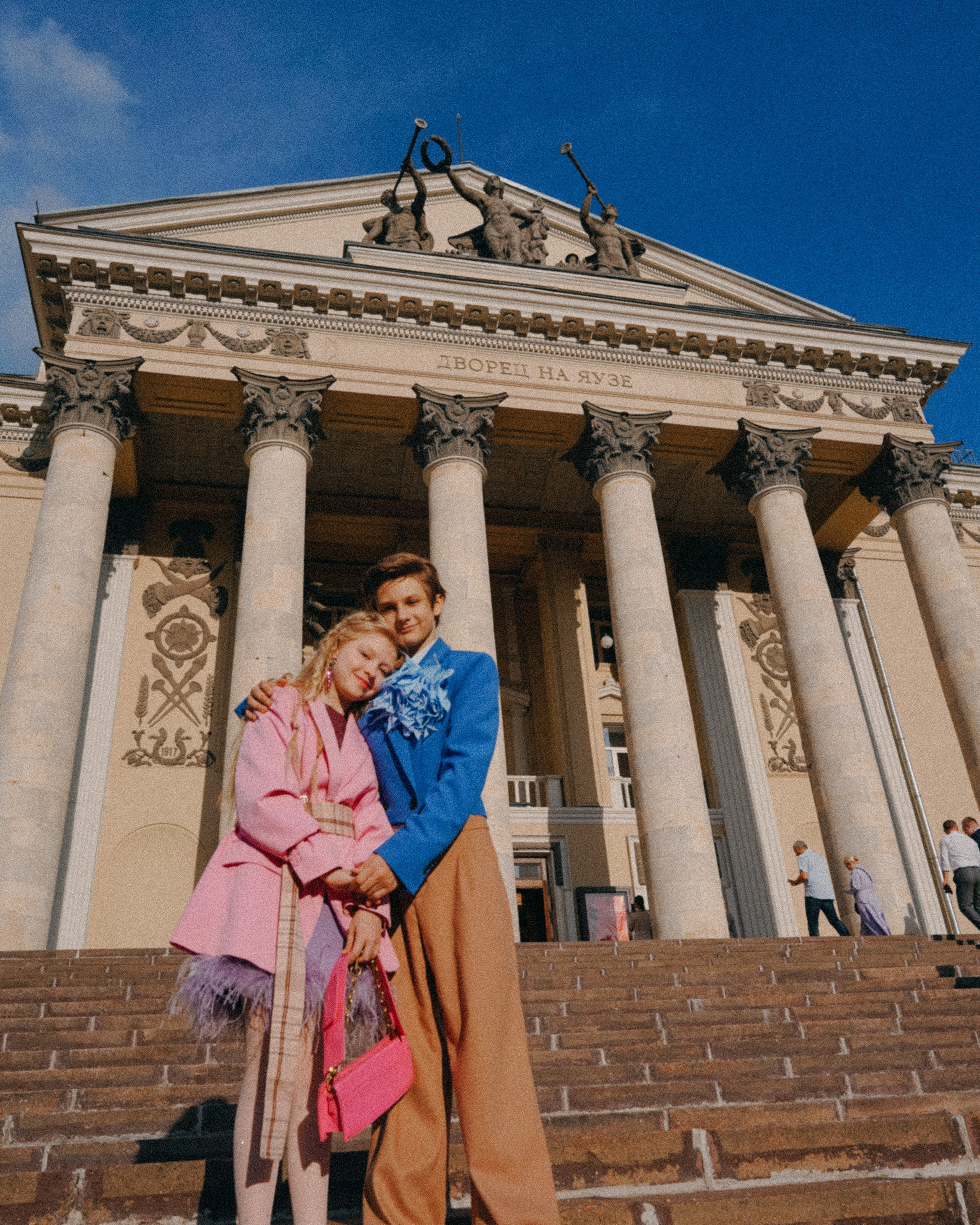 Стиляги у дворца на Яузе