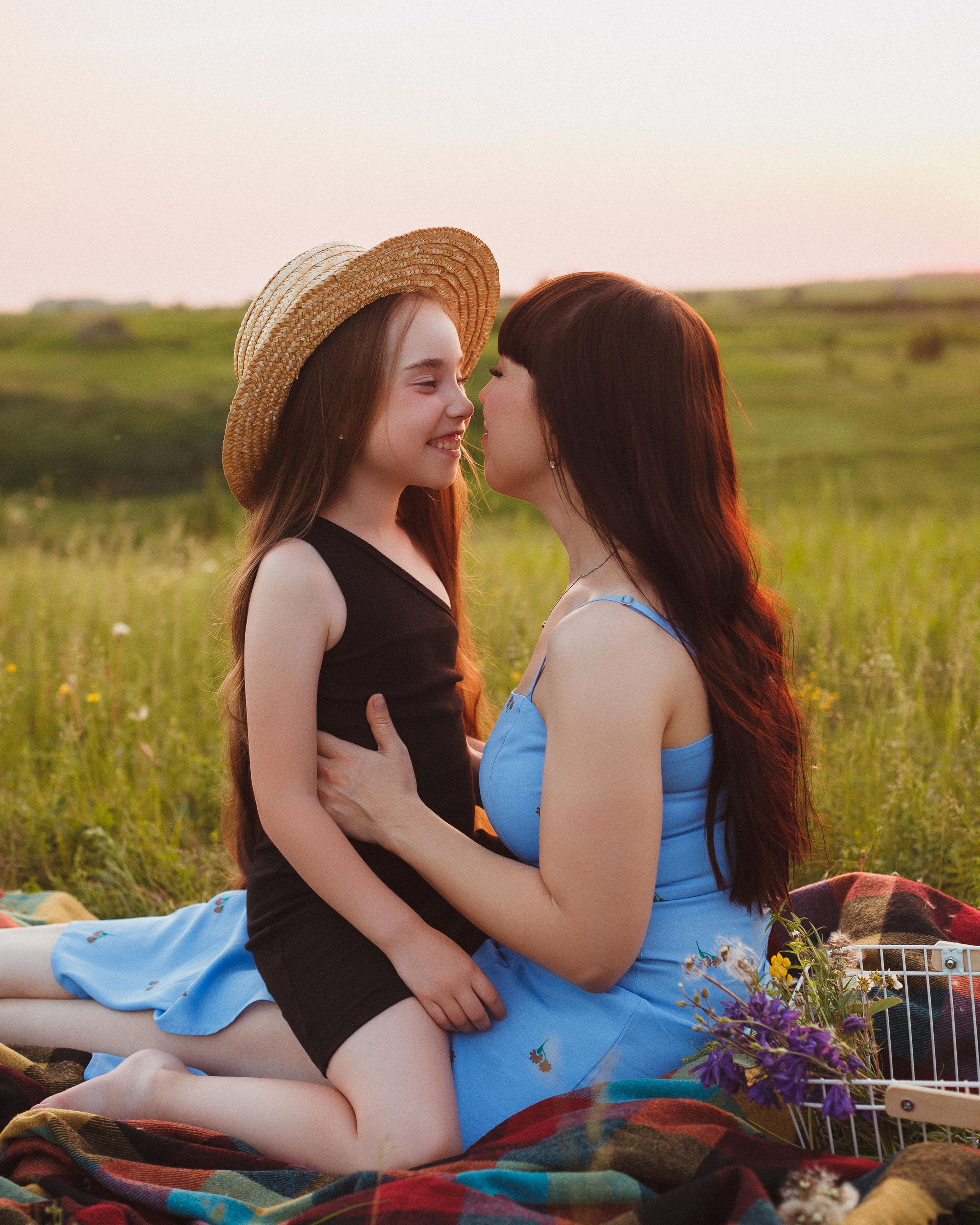 Семейная прогулка на закате.