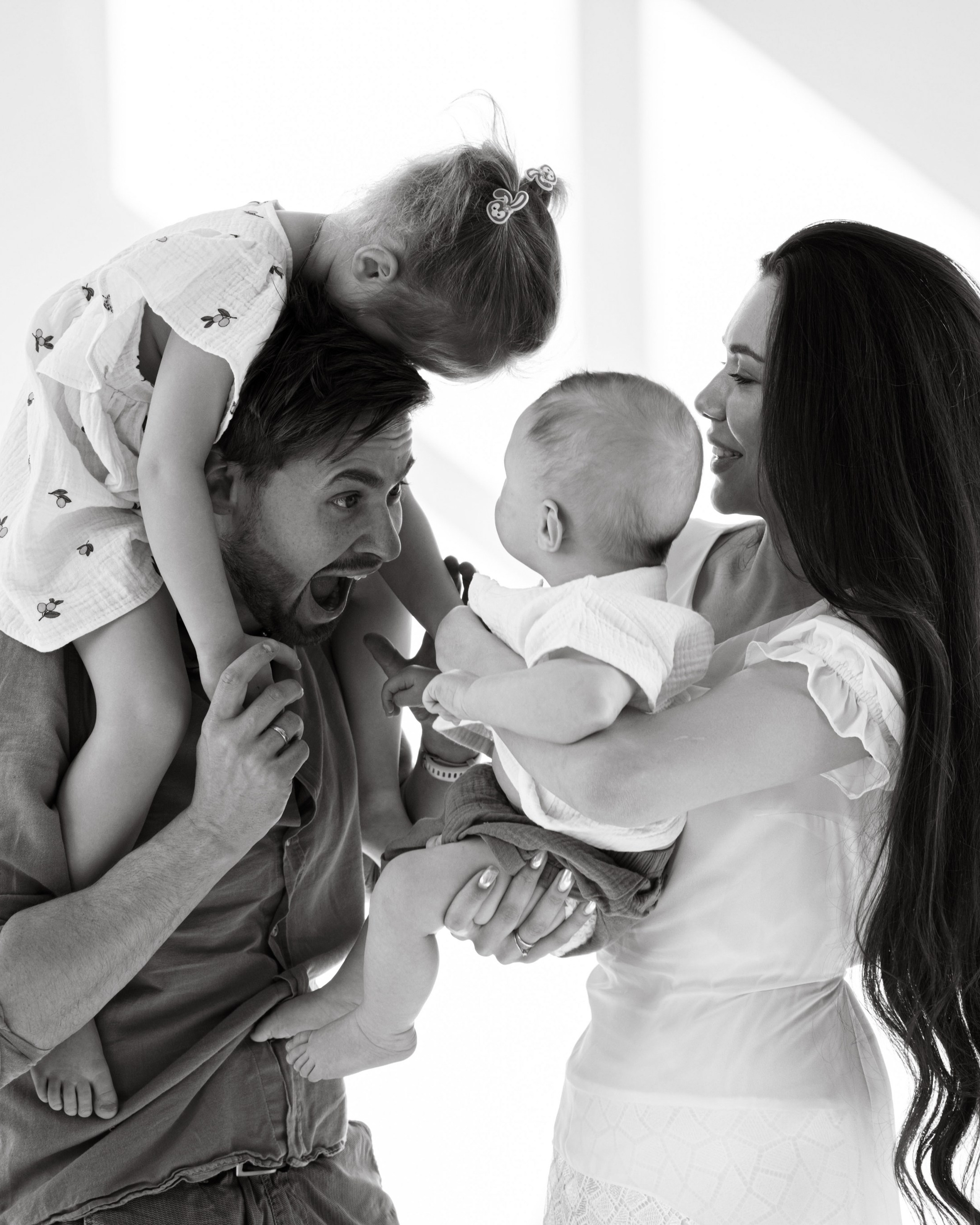 Сергеевы семейная студийная фотосессия