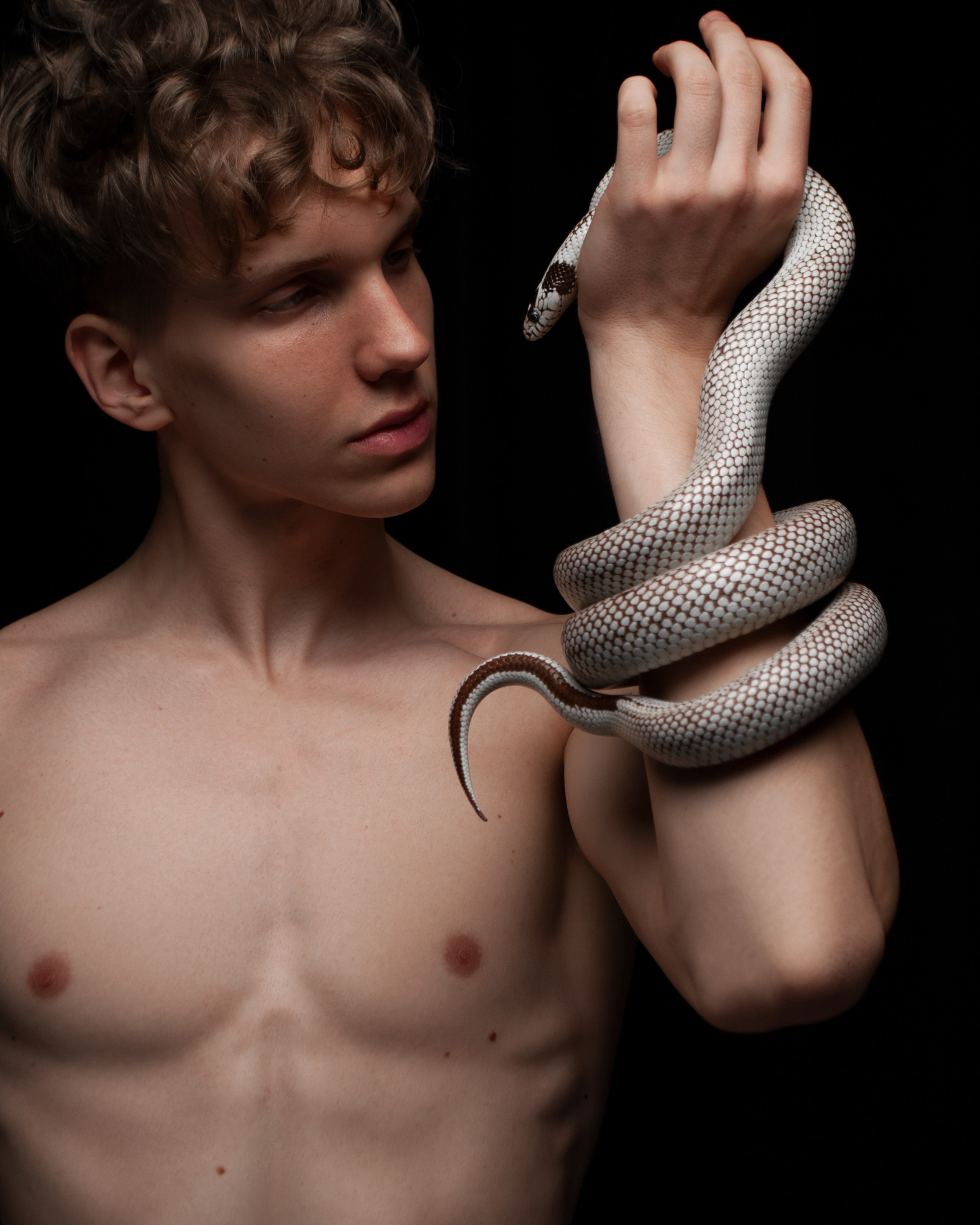 Егор: съёмка со змеёй