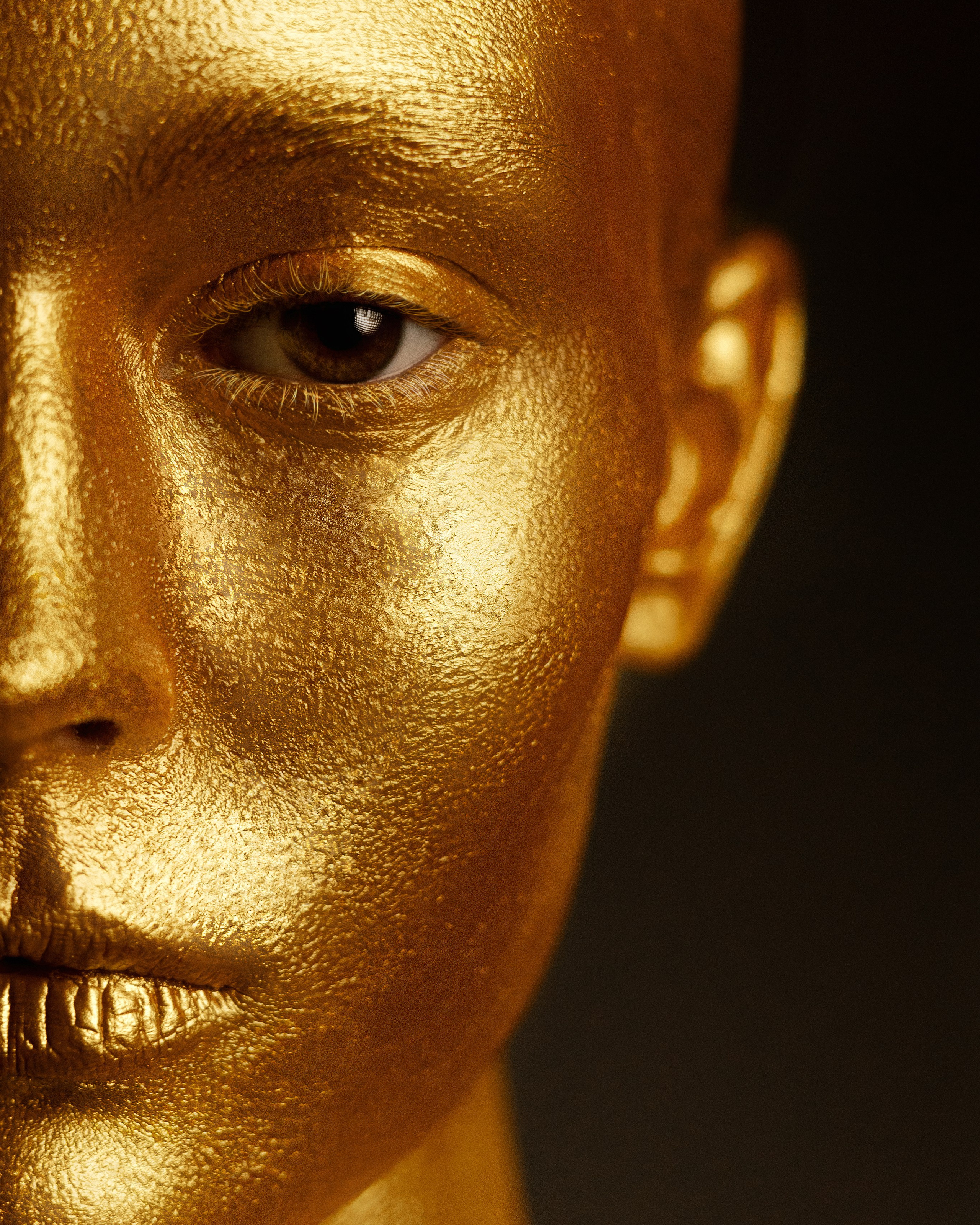 Лиза: золотая статуя