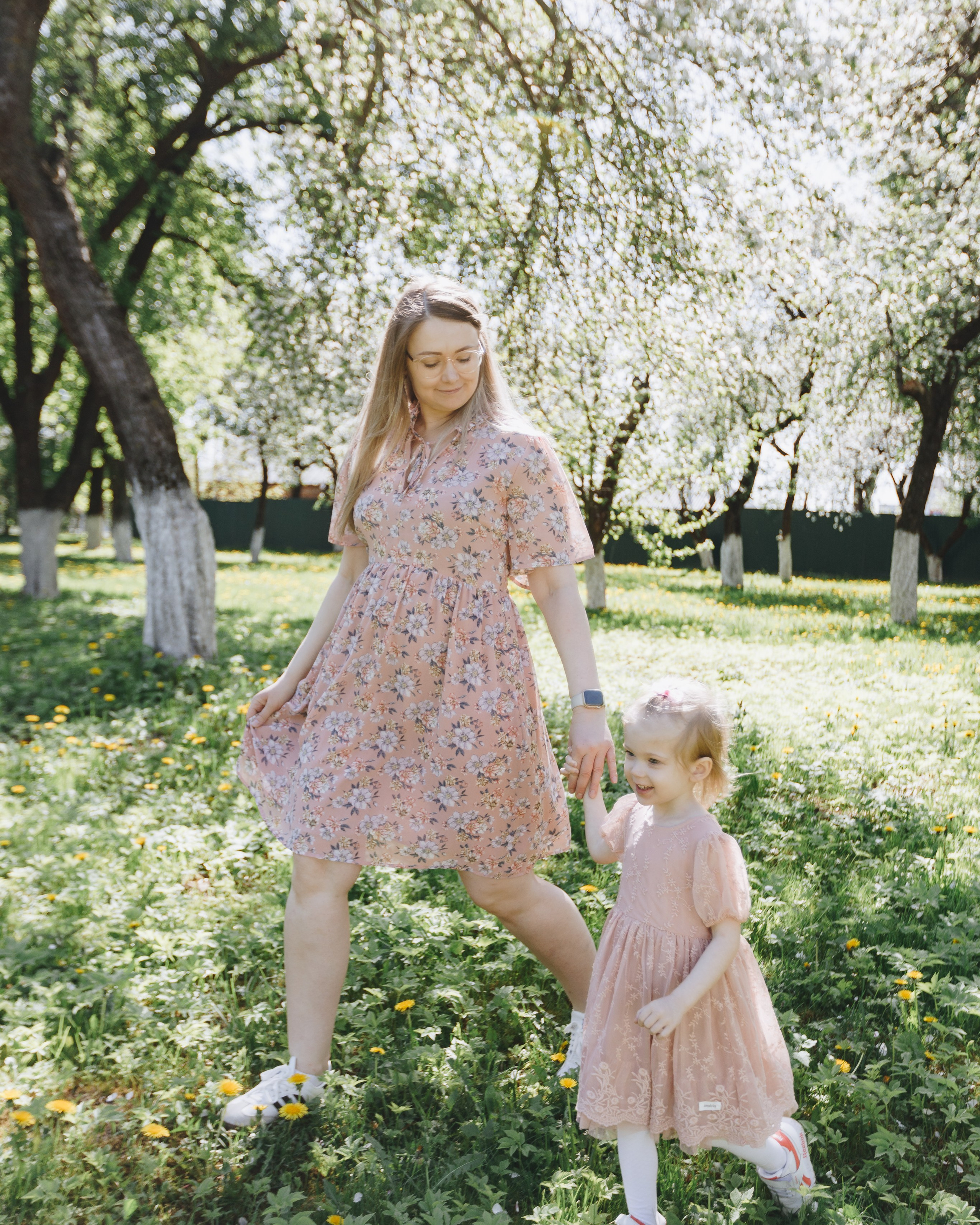 Цветут сады