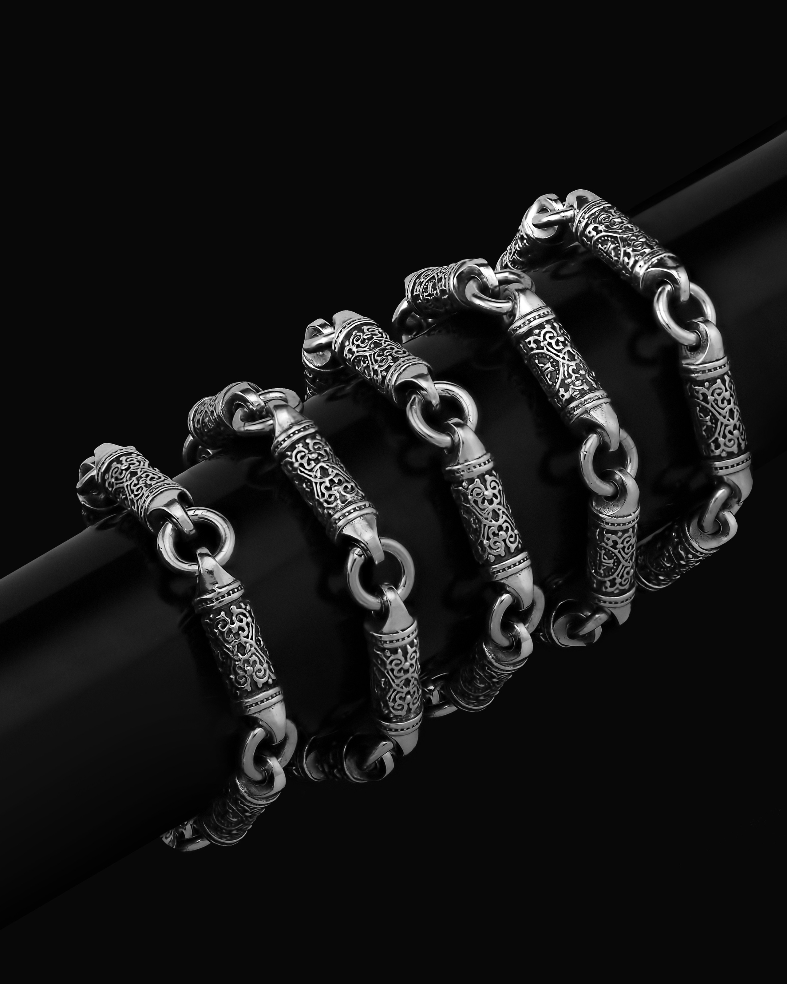 Браслеты и украшения на шею