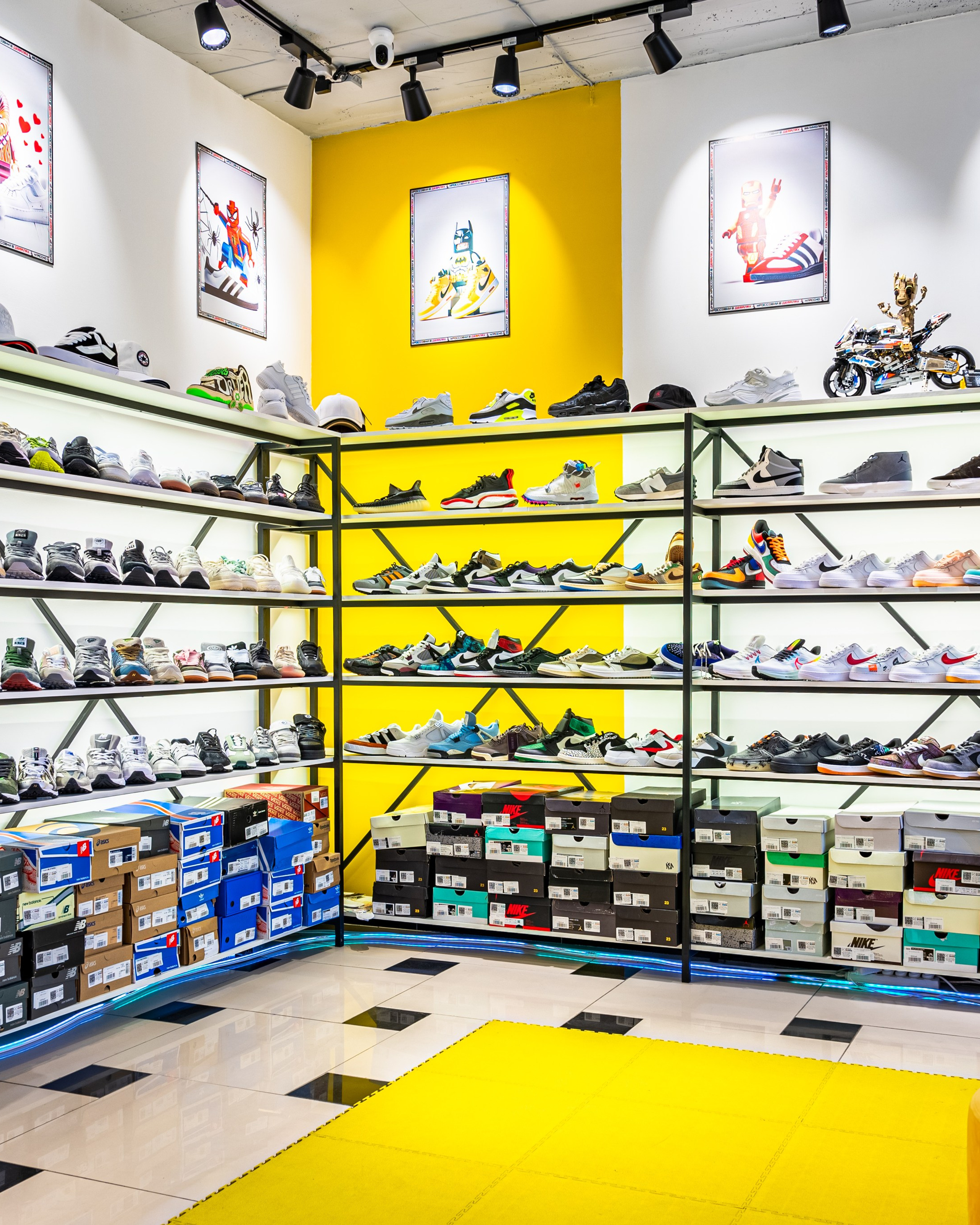 Интерьер. Магазин кроссовок