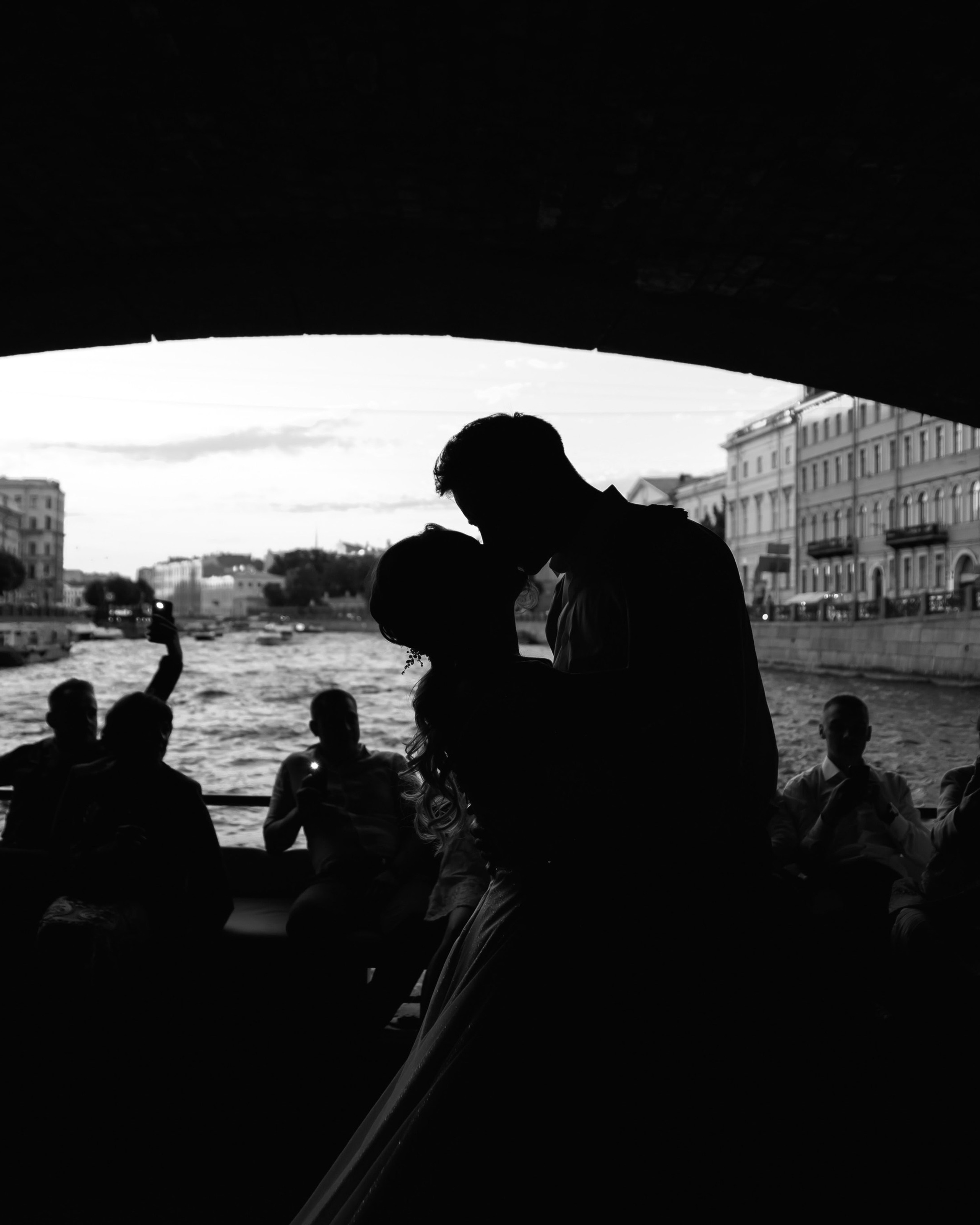 в Петербург приезжают жениться