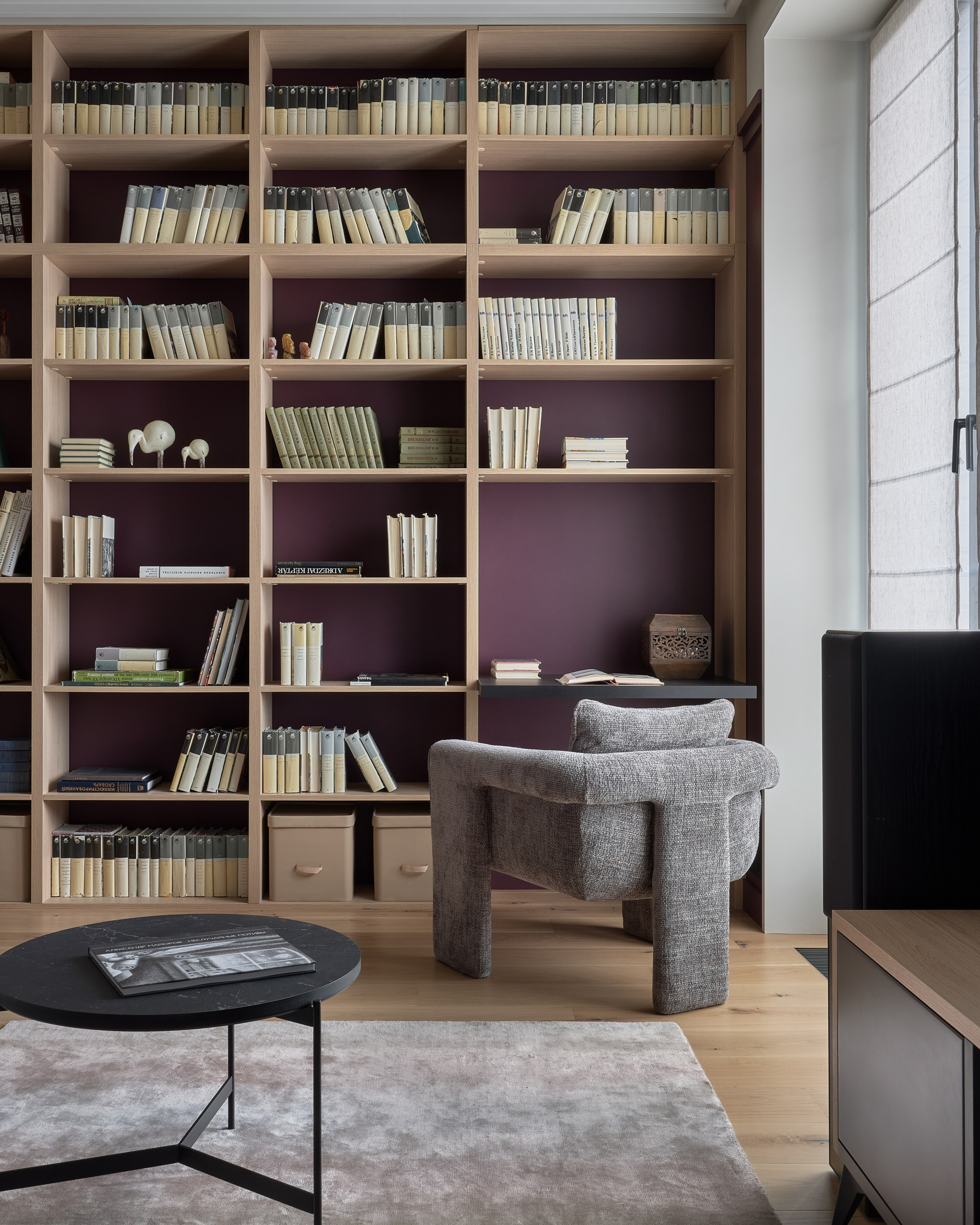 Светлое дерево и фиолетовые акценты