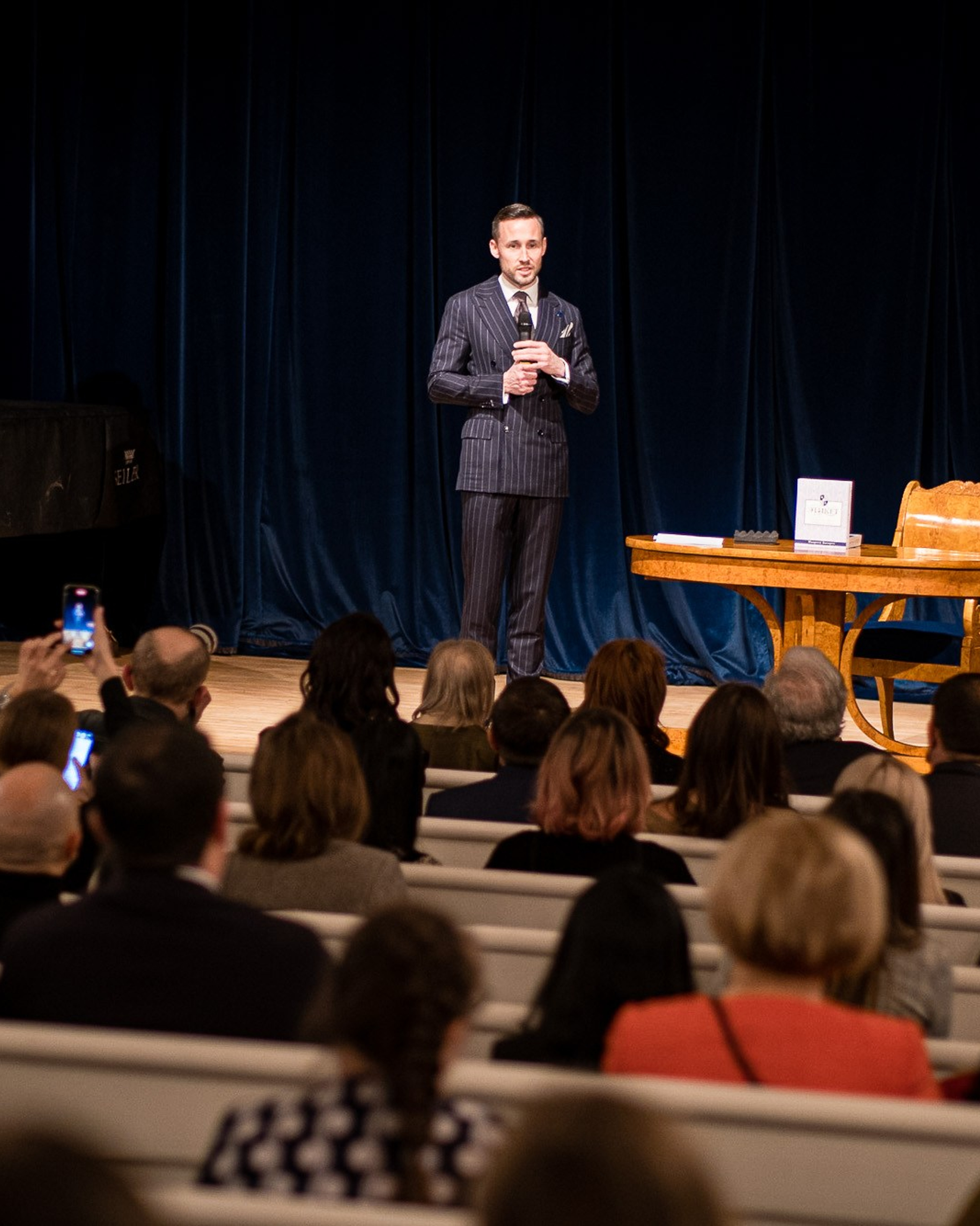 Презентация книги Маартена Богартса «Этикет»