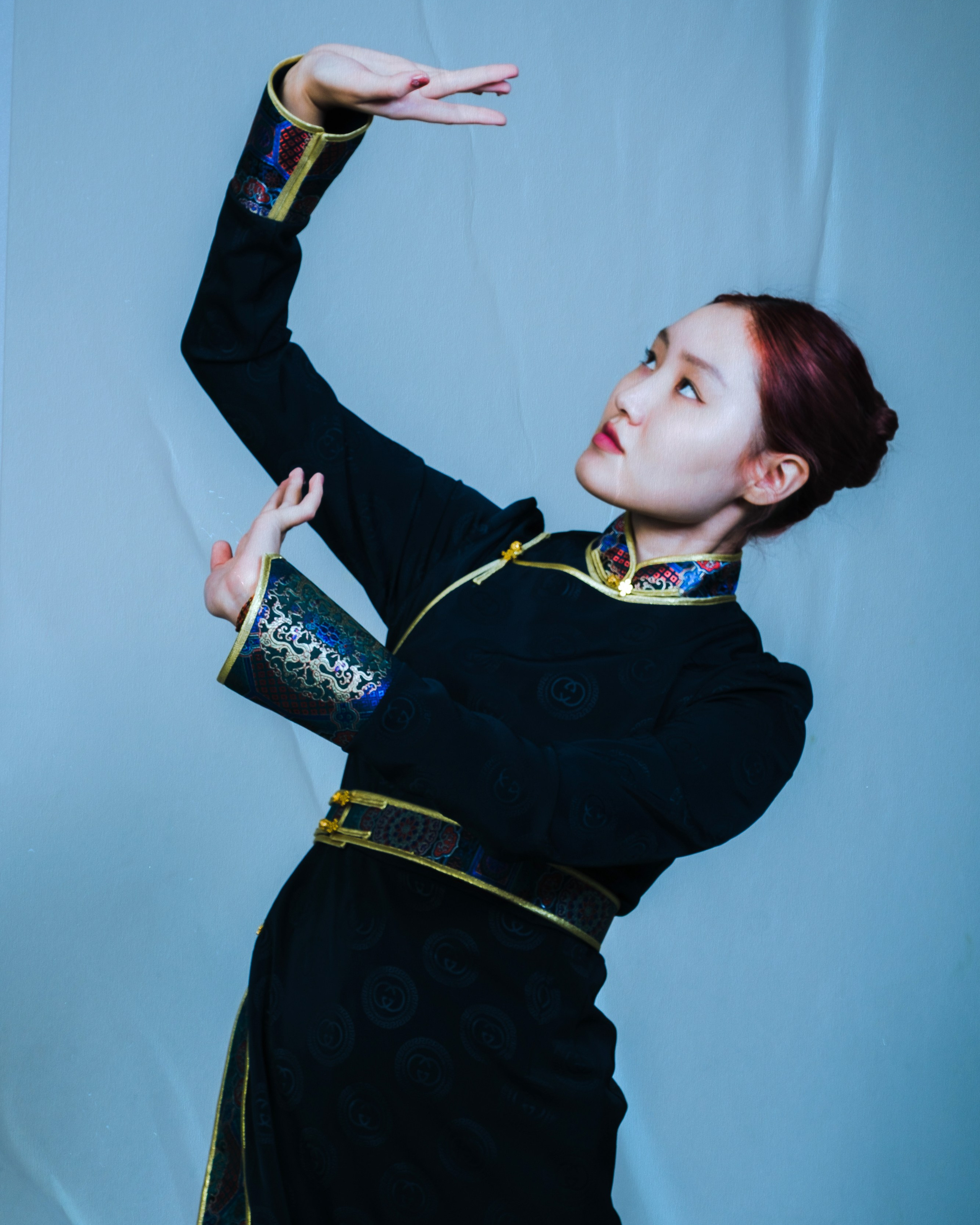 Схемы света и национальный костюм