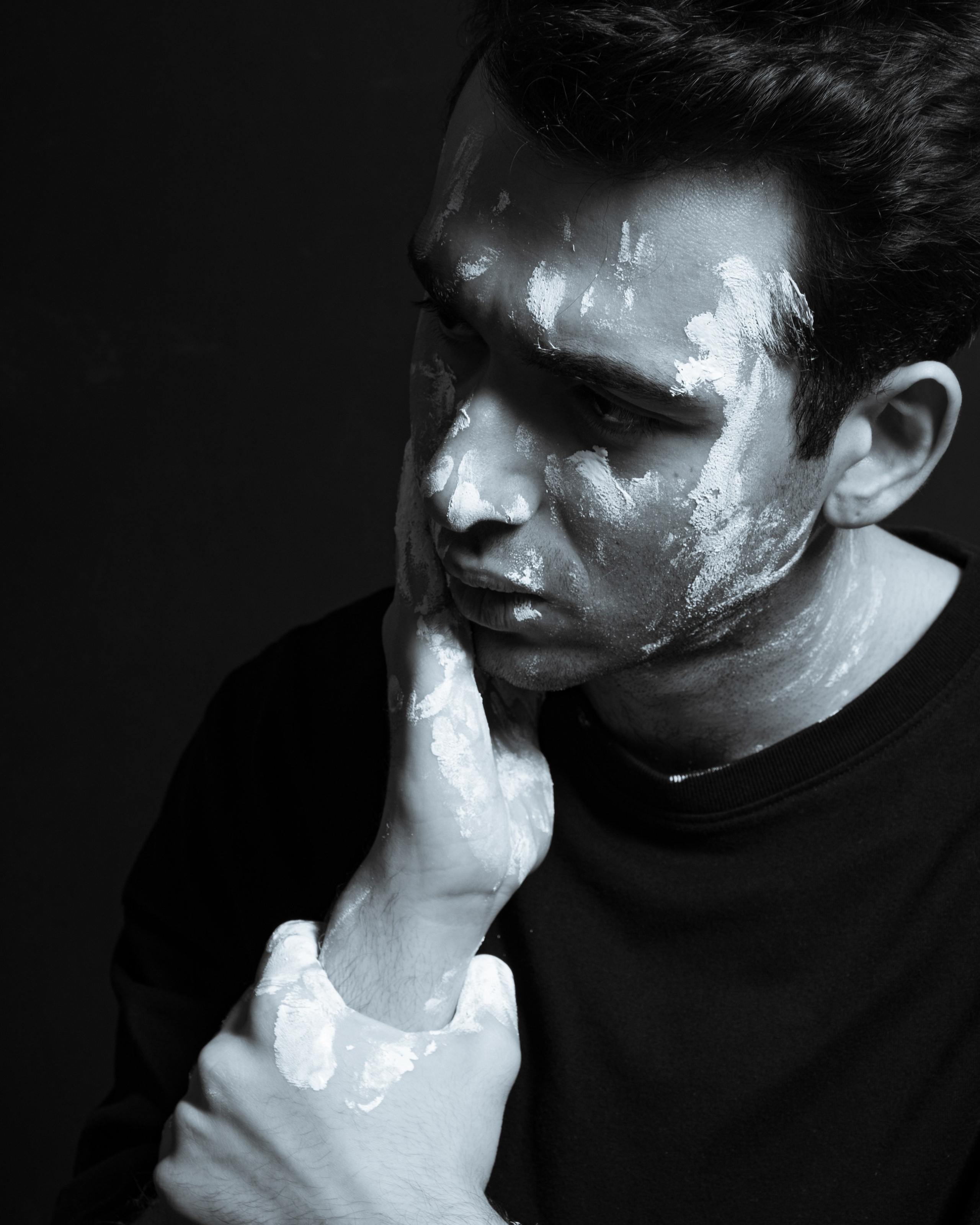 Эмоции. Краска и красные нити