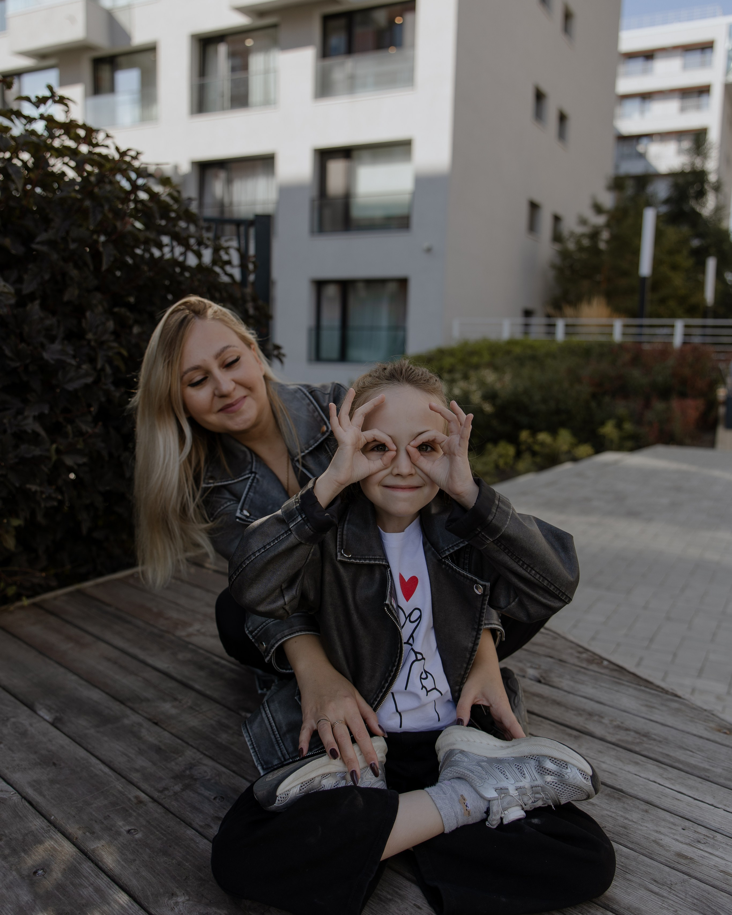 Семейная прогулка мамы и дочки