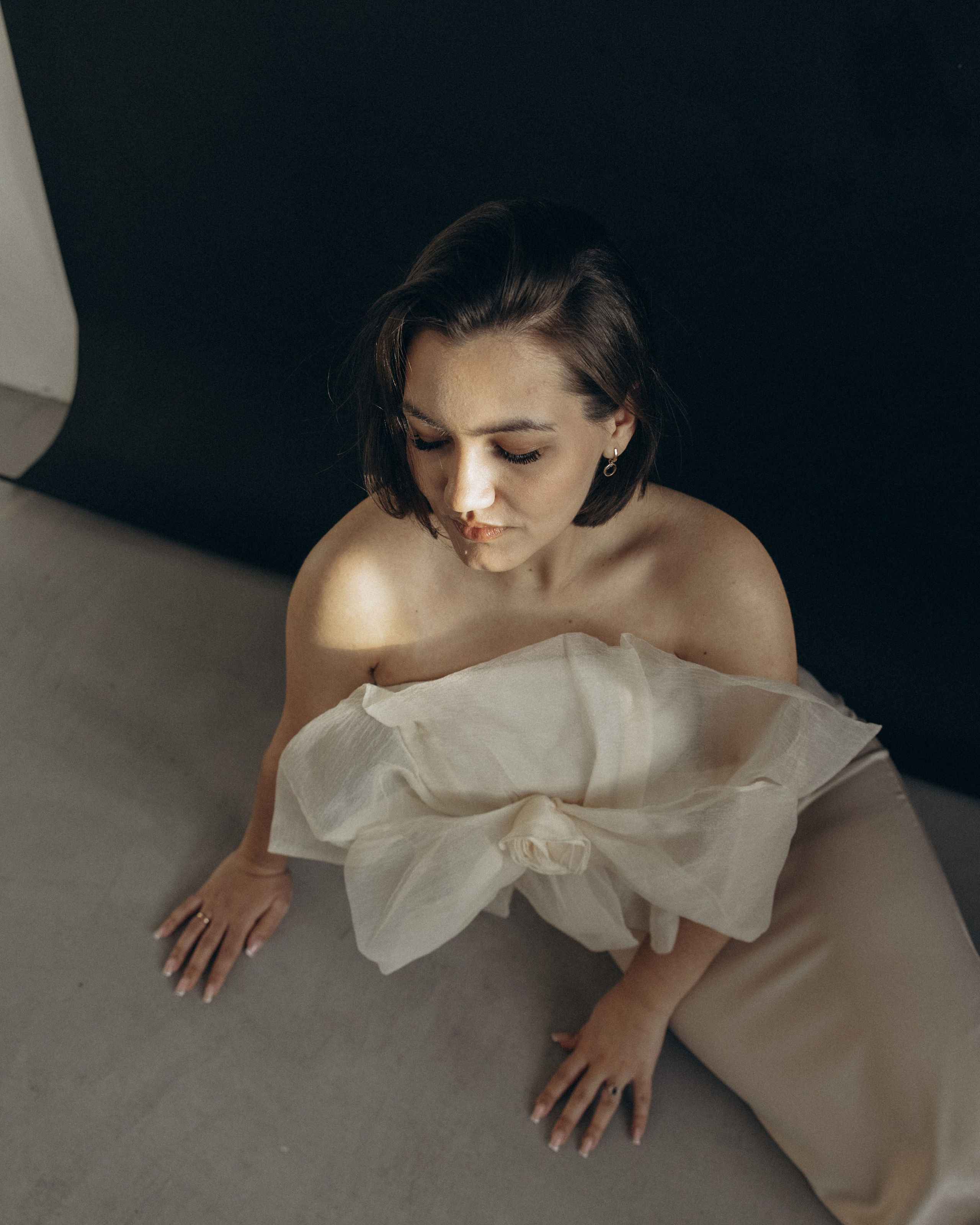 Женский минимализм в студии