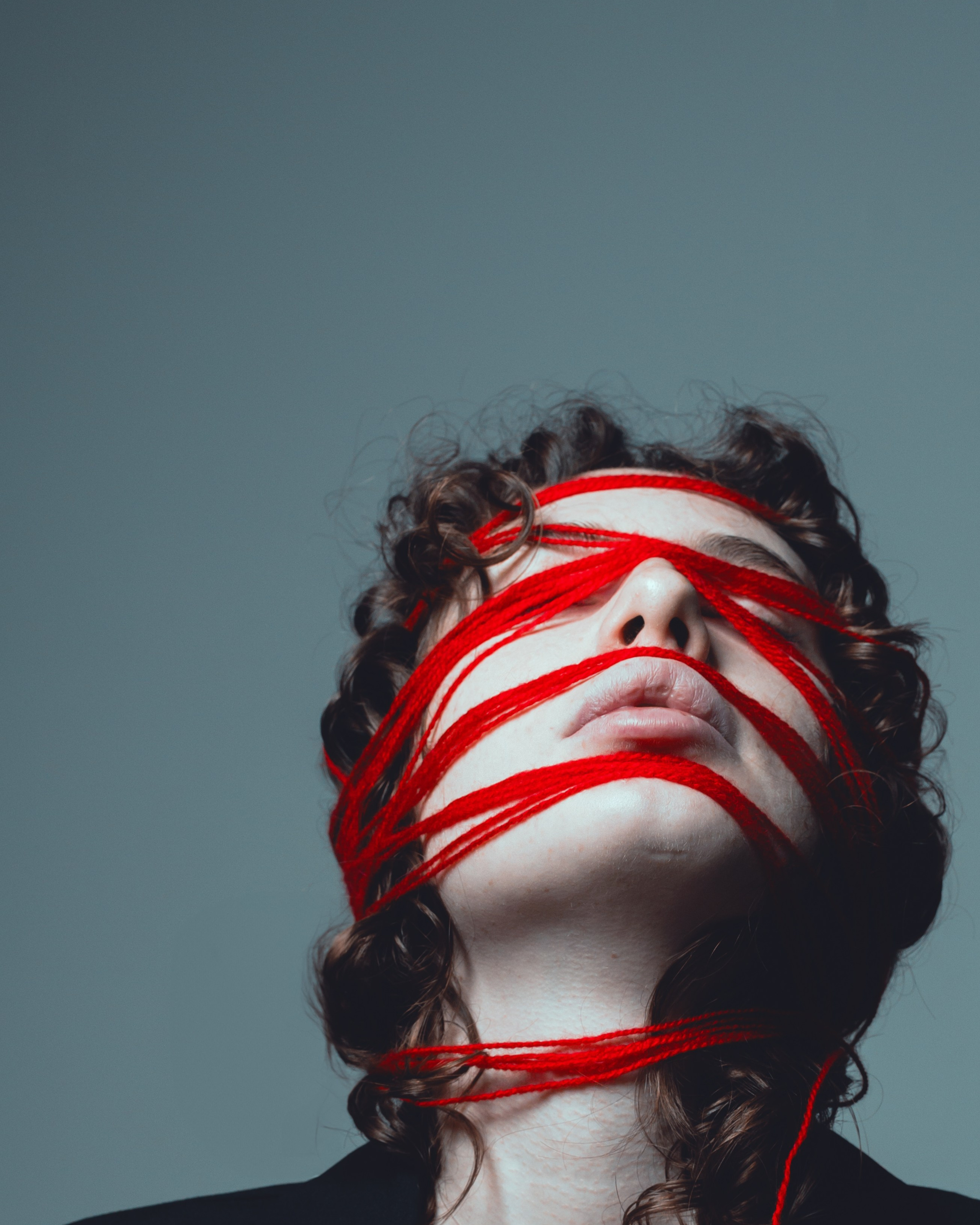 Съёмка в&nbsp;студии с&nbsp;красными нитками