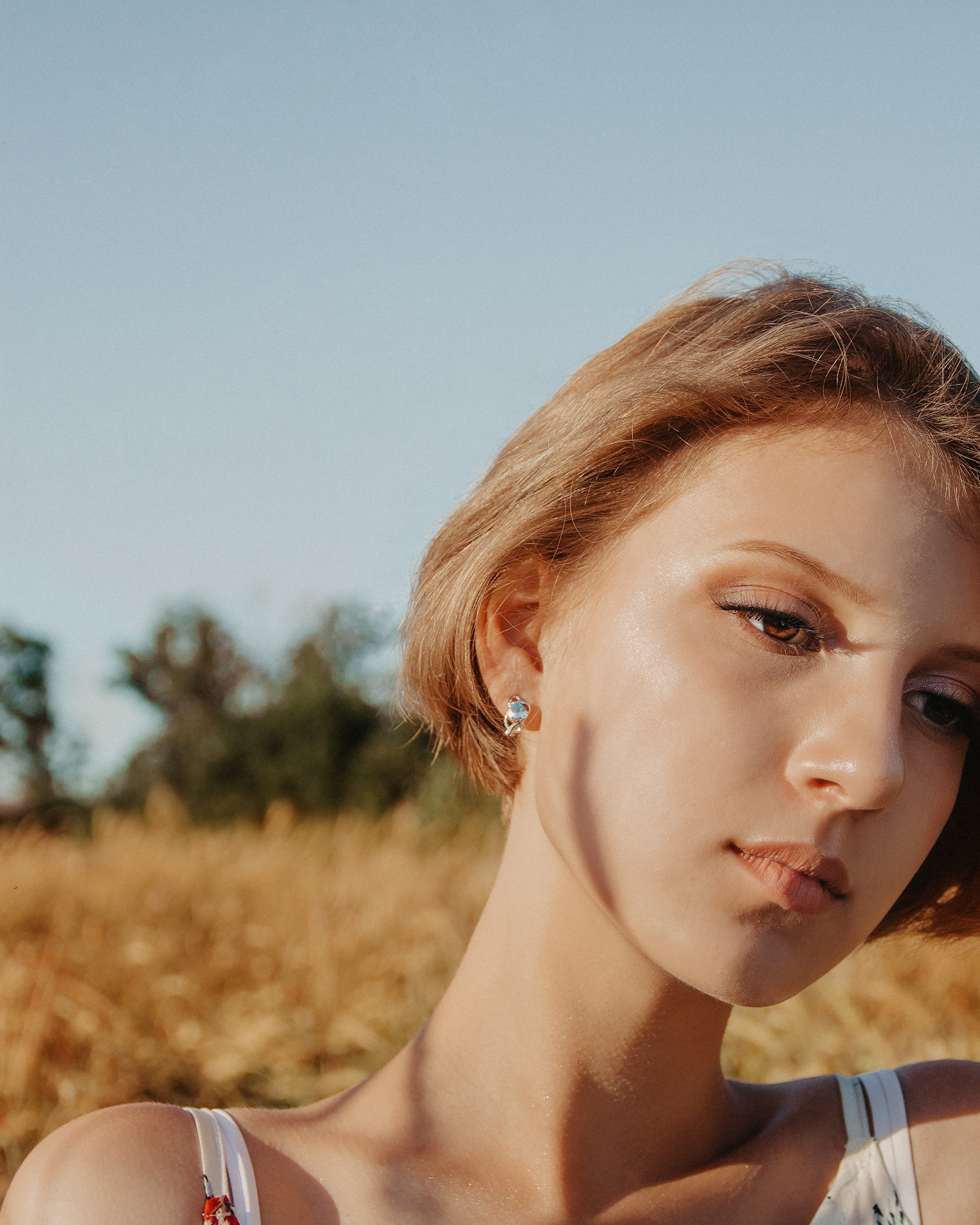 В золотых колосьях нежно ветер шепчет