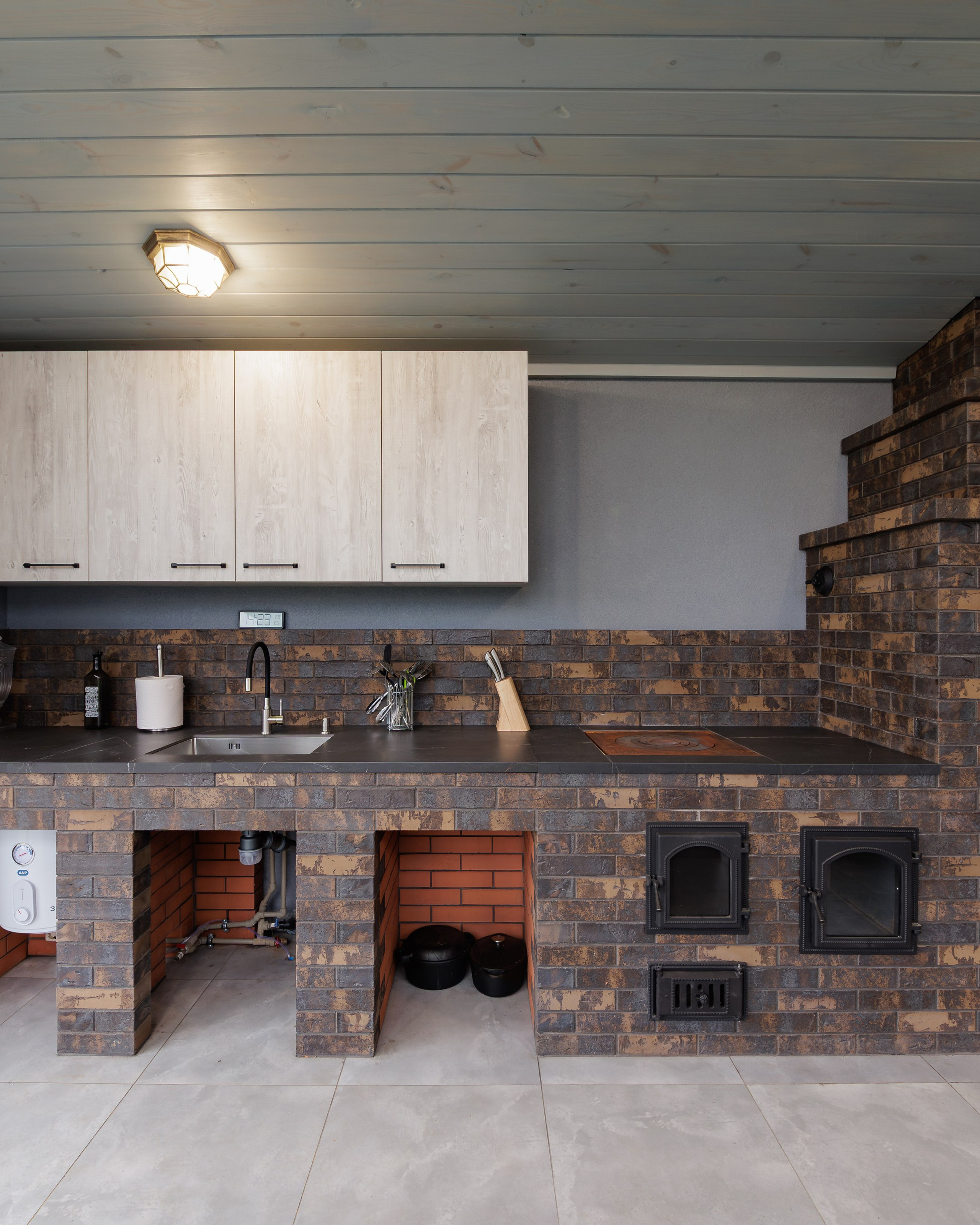 Съемка кухни с&nbsp;печью из&nbsp;керамического лицевого кирпича