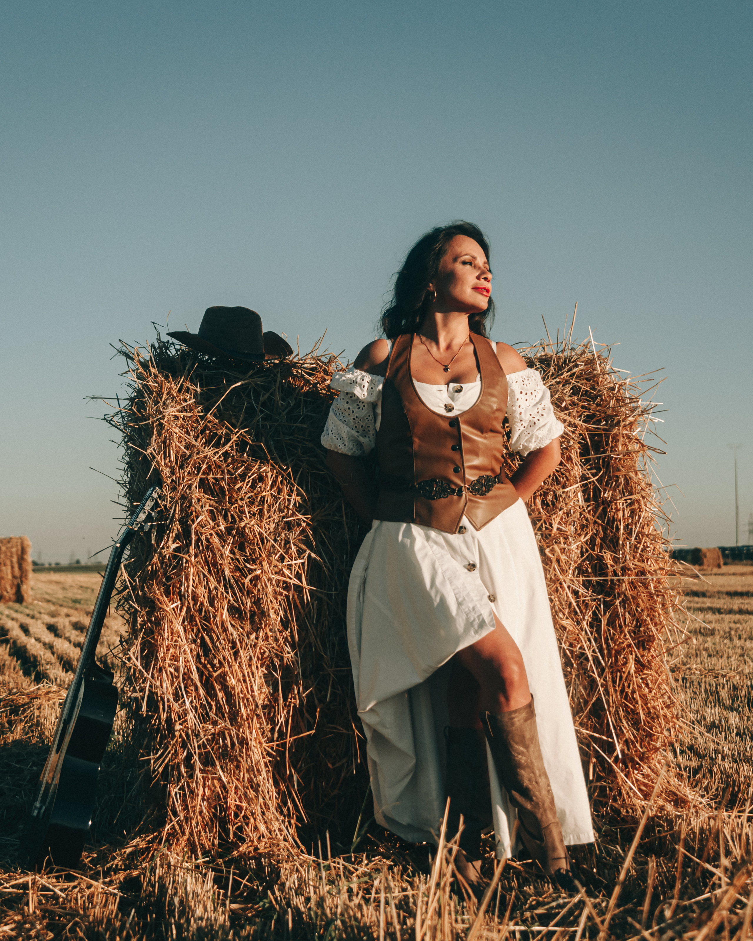 Светлана. Фотосессия со стогами