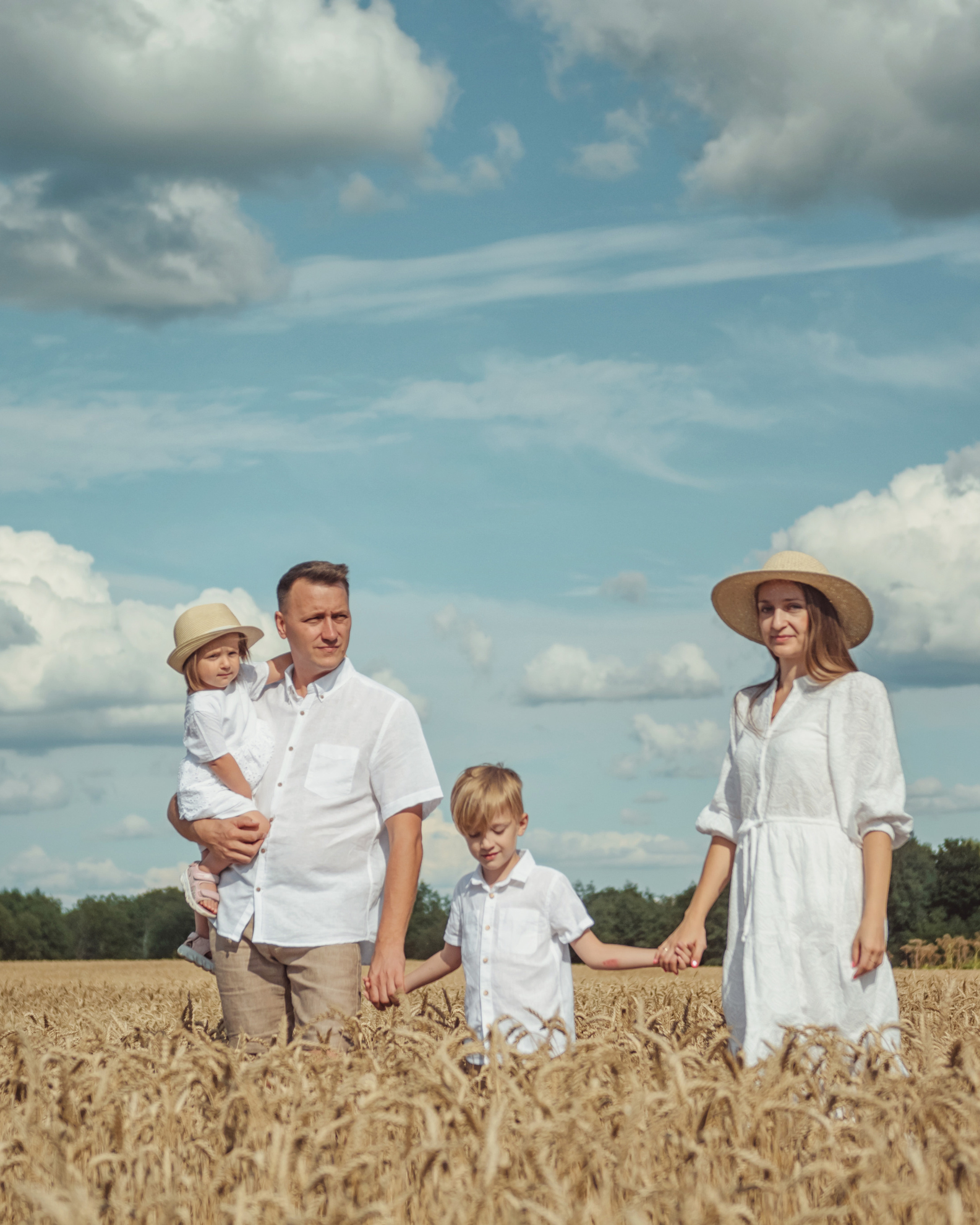 Анна и Александр. Семейная фотосессия в поле