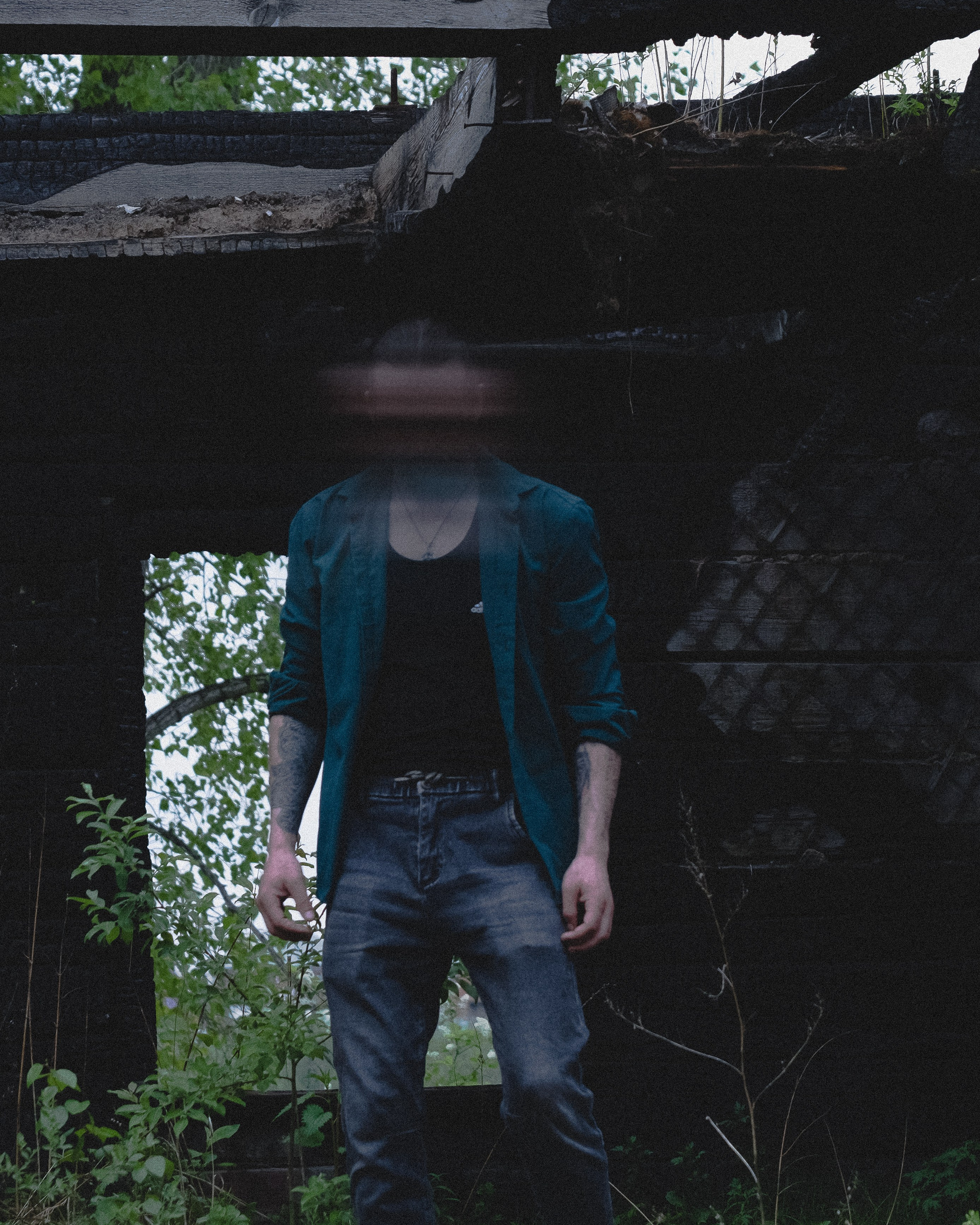 «Они шли мимо заброшенного дома»