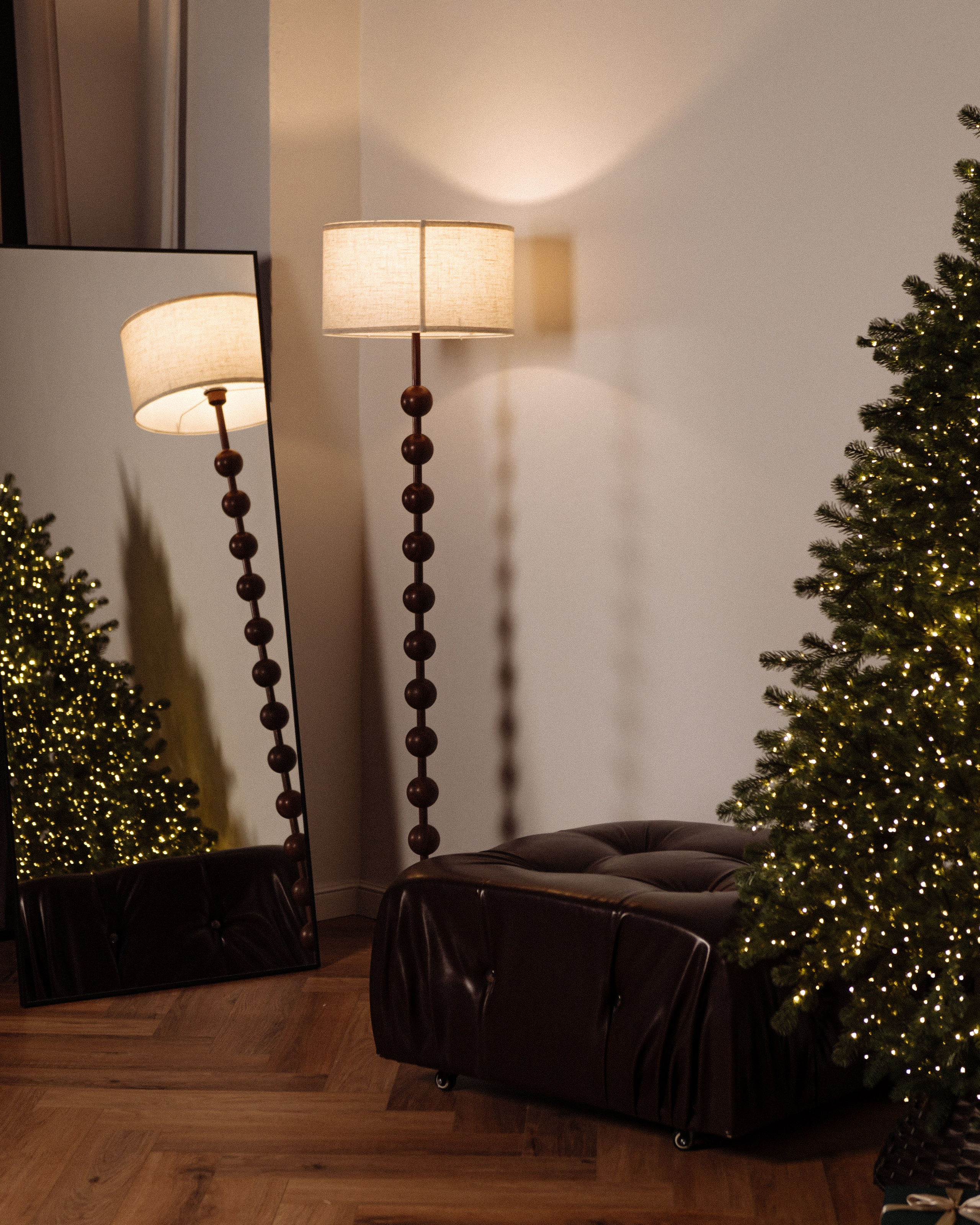 Новогодние декорации в&nbsp;зале AURA 2025